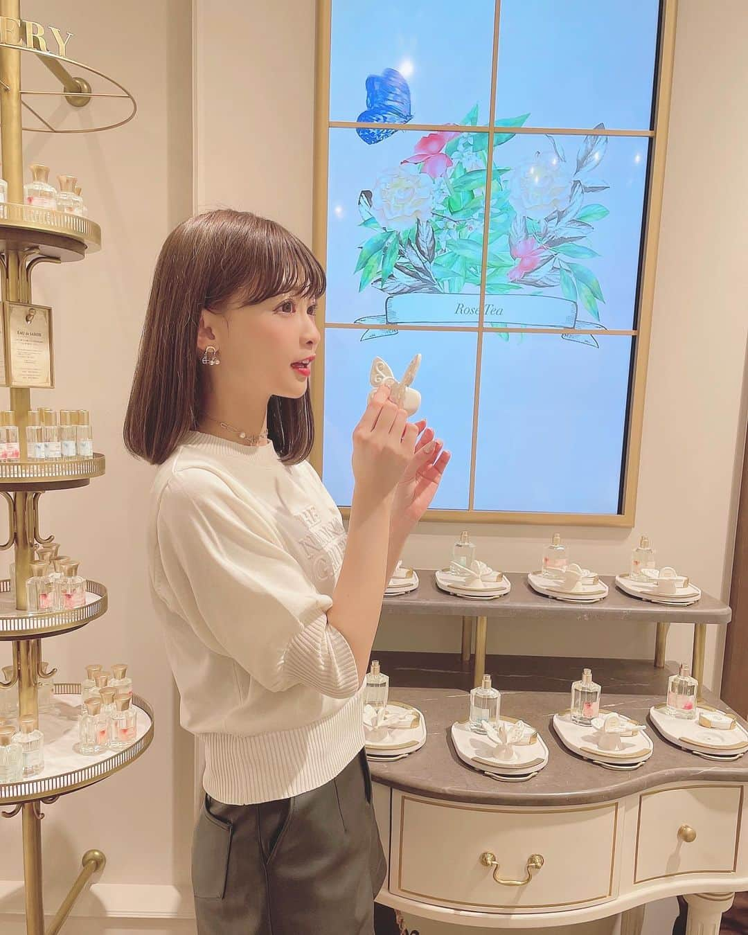 りなてぃさんのインスタグラム写真 - (りなてぃInstagram)「⁡ ⁡ ⁡ @sabon_japan  名古屋PARCO西館に 【 SABON 】がオープン👏🏻🤍 ⁡ 店内めちゃくちゃ可愛くて ずっとキョロキョロしてた😯 ⁡ SABONのロゴも新しくなったみたいで 高級感というか、大人な雰囲気のある店内だったなぁ♡ ⁡ ⁡ 『TOKYO Collection』が 他店舗では4/22〜発売されるみたいなんだけど 名古屋PARCO店では先行発売されてたよ🙊 ⁡ 使うの楽しみ〜！ 木のスプーンからハートのスプーンに変わってたのも SABON好きからしたら きゅんポイントだったなぁ🥺🥄 ⁡ それと、名古屋PARCO店限定フラワーギフトBOX🎁 お花をたくさん詰めてくれるの🥺 ギフトにも最高かと💐🤭 ⁡ 4/15〜5/1までの期間限定 税込7000円以上お買い上げで エングレービングサービスもあるみたい♡ ⁡ ちなみに今回わたしも入れてもらった☺️tea♡ ⁡ ⁡ 店内を見てて、これなんですか？これ可愛い！って 店員さんと話してたらどれも欲しくなってきて 新しく発売されたSolid Shampooっていう 石鹸の形した珍しいシャンプーと ミニサイズのスクラブを個人的に買ってしまった🤣🤍 ⁡ 女の子らしい空間なわくわく止まらなかった♡ ⁡ ⁡ みんなもぜひ行ってみてね♥️ ⁡ ⁡ #SABON #TOKYOCollection  #PR #トーキョーコレクション #sabonad #サボン #スクラブ #ボディーケア #ボディースクラブ ⁡ ⁡ ⁡ ⁡」4月15日 19時24分 - rinatea_25