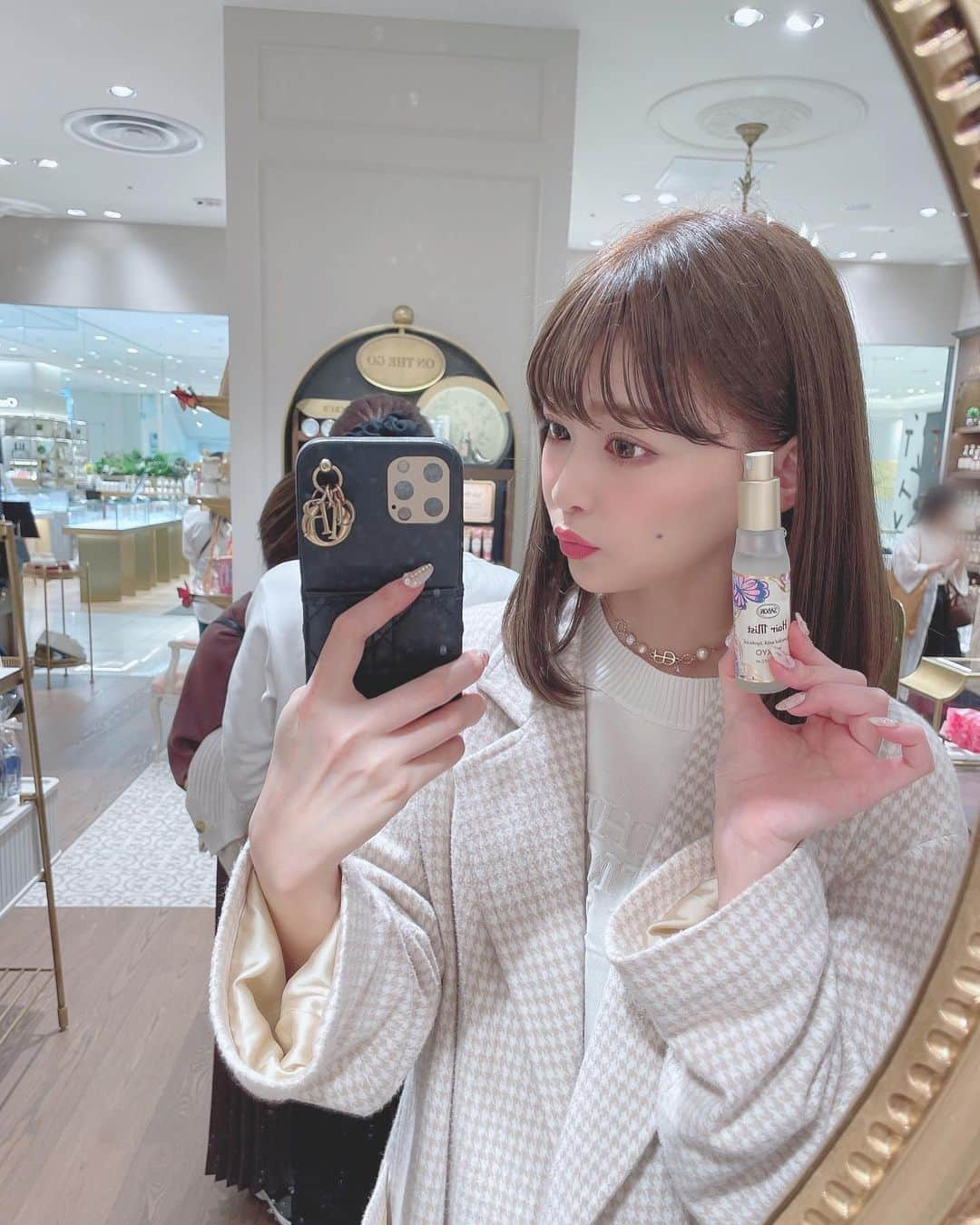 りなてぃさんのインスタグラム写真 - (りなてぃInstagram)「⁡ ⁡ ⁡ @sabon_japan  名古屋PARCO西館に 【 SABON 】がオープン👏🏻🤍 ⁡ 店内めちゃくちゃ可愛くて ずっとキョロキョロしてた😯 ⁡ SABONのロゴも新しくなったみたいで 高級感というか、大人な雰囲気のある店内だったなぁ♡ ⁡ ⁡ 『TOKYO Collection』が 他店舗では4/22〜発売されるみたいなんだけど 名古屋PARCO店では先行発売されてたよ🙊 ⁡ 使うの楽しみ〜！ 木のスプーンからハートのスプーンに変わってたのも SABON好きからしたら きゅんポイントだったなぁ🥺🥄 ⁡ それと、名古屋PARCO店限定フラワーギフトBOX🎁 お花をたくさん詰めてくれるの🥺 ギフトにも最高かと💐🤭 ⁡ 4/15〜5/1までの期間限定 税込7000円以上お買い上げで エングレービングサービスもあるみたい♡ ⁡ ちなみに今回わたしも入れてもらった☺️tea♡ ⁡ ⁡ 店内を見てて、これなんですか？これ可愛い！って 店員さんと話してたらどれも欲しくなってきて 新しく発売されたSolid Shampooっていう 石鹸の形した珍しいシャンプーと ミニサイズのスクラブを個人的に買ってしまった🤣🤍 ⁡ 女の子らしい空間なわくわく止まらなかった♡ ⁡ ⁡ みんなもぜひ行ってみてね♥️ ⁡ ⁡ #SABON #TOKYOCollection  #PR #トーキョーコレクション #sabonad #サボン #スクラブ #ボディーケア #ボディースクラブ ⁡ ⁡ ⁡ ⁡」4月15日 19時24分 - rinatea_25