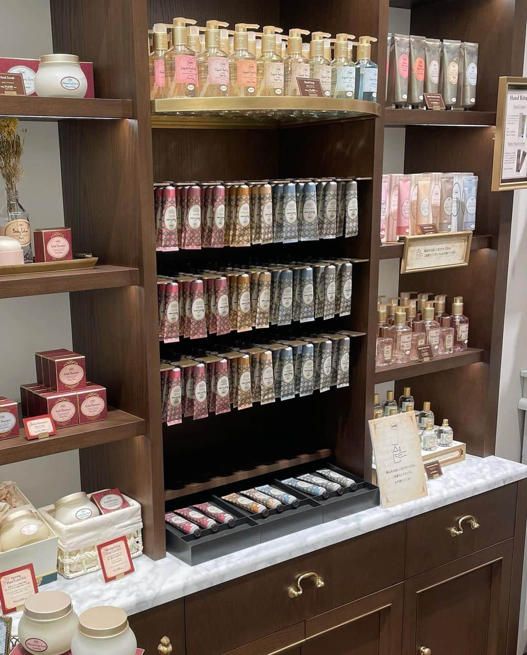 りなてぃさんのインスタグラム写真 - (りなてぃInstagram)「⁡ ⁡ ⁡ @sabon_japan  名古屋PARCO西館に 【 SABON 】がオープン👏🏻🤍 ⁡ 店内めちゃくちゃ可愛くて ずっとキョロキョロしてた😯 ⁡ SABONのロゴも新しくなったみたいで 高級感というか、大人な雰囲気のある店内だったなぁ♡ ⁡ ⁡ 『TOKYO Collection』が 他店舗では4/22〜発売されるみたいなんだけど 名古屋PARCO店では先行発売されてたよ🙊 ⁡ 使うの楽しみ〜！ 木のスプーンからハートのスプーンに変わってたのも SABON好きからしたら きゅんポイントだったなぁ🥺🥄 ⁡ それと、名古屋PARCO店限定フラワーギフトBOX🎁 お花をたくさん詰めてくれるの🥺 ギフトにも最高かと💐🤭 ⁡ 4/15〜5/1までの期間限定 税込7000円以上お買い上げで エングレービングサービスもあるみたい♡ ⁡ ちなみに今回わたしも入れてもらった☺️tea♡ ⁡ ⁡ 店内を見てて、これなんですか？これ可愛い！って 店員さんと話してたらどれも欲しくなってきて 新しく発売されたSolid Shampooっていう 石鹸の形した珍しいシャンプーと ミニサイズのスクラブを個人的に買ってしまった🤣🤍 ⁡ 女の子らしい空間なわくわく止まらなかった♡ ⁡ ⁡ みんなもぜひ行ってみてね♥️ ⁡ ⁡ #SABON #TOKYOCollection  #PR #トーキョーコレクション #sabonad #サボン #スクラブ #ボディーケア #ボディースクラブ ⁡ ⁡ ⁡ ⁡」4月15日 19時24分 - rinatea_25