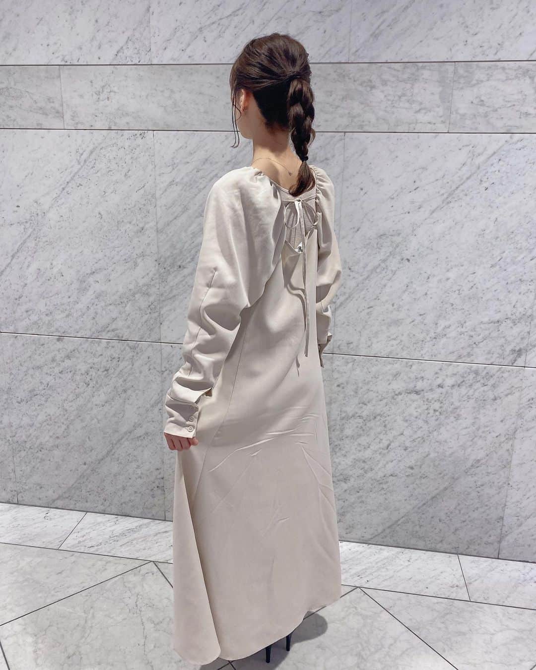 財津南美さんのインスタグラム写真 - (財津南美Instagram)「ㅤㅤㅤㅤㅤㅤㅤㅤㅤㅤㅤㅤㅤ 今日の衣装は @rrrrrrrrr__jp  さん👗🤍 Aラインのシルエットと、背中の開き具合、シンプルなのにとっても可愛い！袖のデザインもステキなんです〜😌🤍 ワンピースにピッタリな三つ編みにしてもらいました🌸ㅤㅤㅤㅤㅤㅤㅤㅤㅤㅤㅤㅤㅤㅤㅤㅤㅤㅤㅤㅤㅤㅤㅤㅤㅤㅤㅤㅤㅤㅤㅤㅤㅤㅤㅤㅤㅤㅤㅤ  #サスティナブルファッション」4月15日 19時53分 - zaitsu_minami