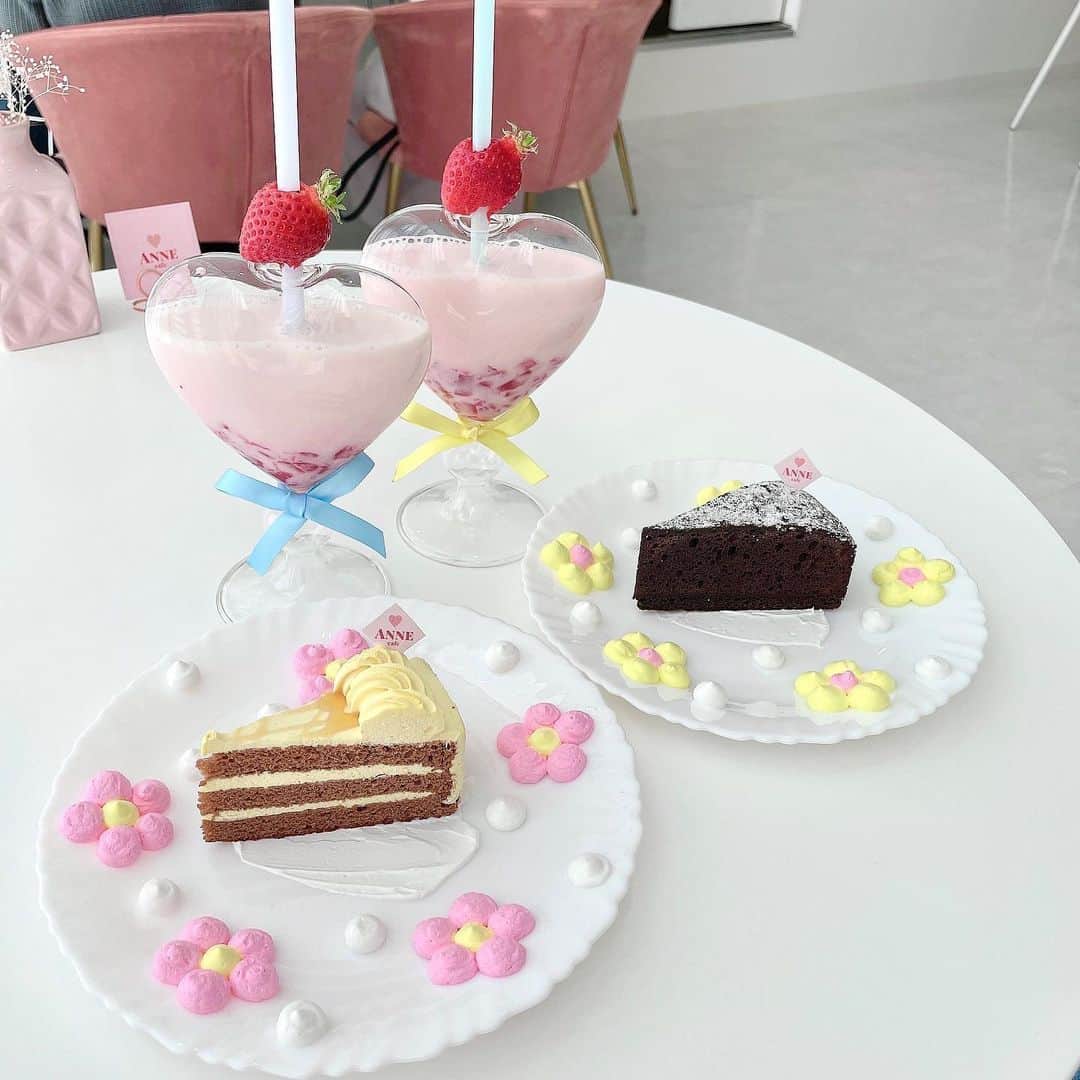 本村碧唯さんのインスタグラム写真 - (本村碧唯Instagram)「とっても可愛いカフェ🍰🍓🤍 . ケーキもハートのいちごミルクも 美味しかった〜☺️」4月15日 20時18分 - aoi0531.m