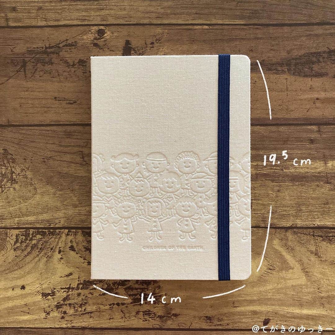 てがきのゆっきー さんのインスタグラム写真 - (てがきのゆっきー Instagram)「新しいノートを使い始めました🌷 ⁡ ラ フラヌールさん @le_flaneur_jp の さくらももこさんデザインのノートを お試しさせていただきました！ ⁡ わたしエッセイやコジコジがとっても好きでね！ さくらももこさんデザインのイラストの ノートって聞いてもう胸が高まったよ🥺💓 ⁡ このノート、ひとつひとつ職人さんが 張り合わせていて、あたたかみがあって。 手にとって実際に書き始めてみて、 素直な気持ちで書ける！と感じました😊 ⁡ もったいないからもっと書くことを 吟味してから…とも思ったのだけど、 素直な気持ちで未来への自分に向けて いろいろ書けるノートとして書いていくよ🌷 ⁡ いつか自分で本を読むために読み返せる 日記みたいなの書きたいなと思っていて。 文章を書く練習にもなるかな！ ⁡ さくらももこさんのイラストがかわいいし 書き心地もとてもよかったしお気に入りです🌷 ⁡ #さくらももこ さん #フラヌール #地球の子供たち #ノート #ノートの中身 #マイノート #ノート好き #ノートブック #手帳の中身 #手帳グッズ #手書き文字 #手書き手帳 #手書き日記 #日記帳 #書くことが好き」4月15日 21時07分 - tegakinoyuki