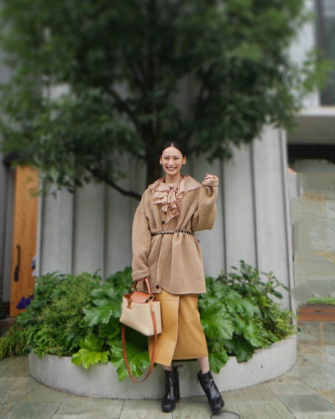 大政絢さんのインスタグラム写真 - (大政絢Instagram)「#今日の絢服  今日の午前中はPreciousの撮影でした☺️今月号見て頂けましたか？5月号は鈴木保奈美さんの表紙が目印です✨  明日からはまた暖かそう🌞 今日はニットを引っ張り出しました！  blouse #coel skirt #toryburch  bag #louisvuitton」4月15日 21時34分 - aya_omasa_official