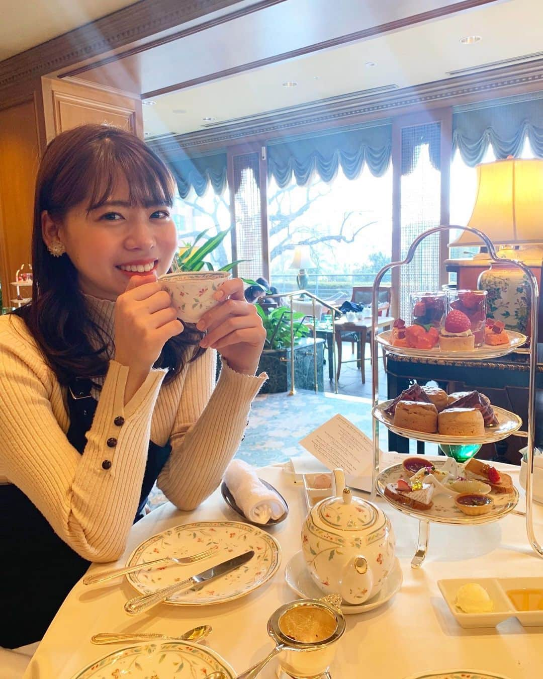 林莉世さんのインスタグラム写真 - (林莉世Instagram)「いちごづくしのアフタヌーンティー🍓☕️ いろんな種類の紅茶を飲めるのが嬉しすぎました❣️  #アフタヌーンティー#ホテル椿山荘#椿山荘アフタヌーンティー#いちごのアフタヌーンティー#フリーアナウンサー#林莉世#アナウンサー#女子アナ#いちご#紅茶好き#紅茶好きと繋がりたい#紅茶 #ボリュームあるから #アフタヌーンティーというよりランチ笑 #時差投稿」4月15日 21時36分 - rise_hayashi