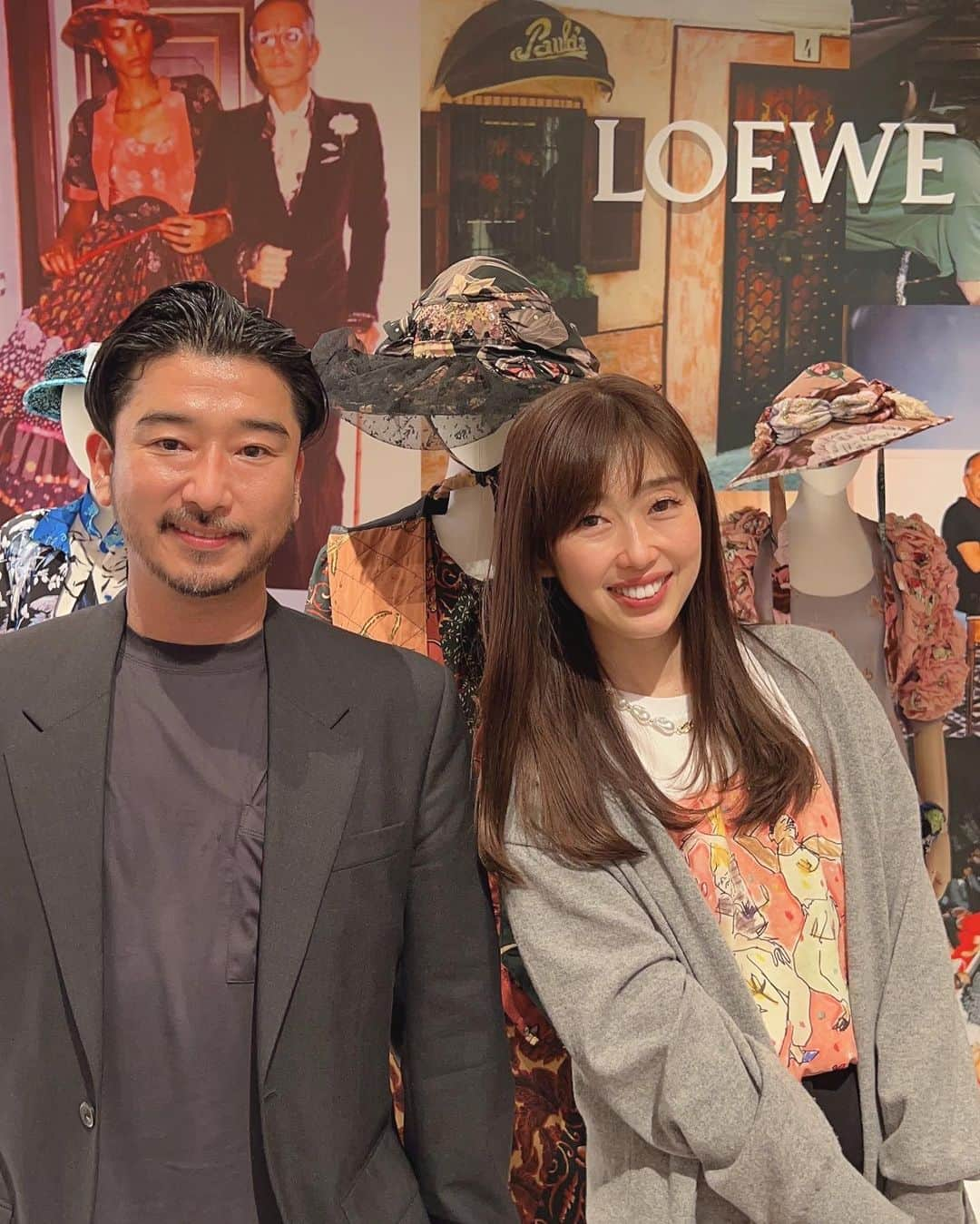 芝本裕子さんのインスタグラム写真 - (芝本裕子Instagram)「一足お先にワクワクのイベントへ💚 @loewe の#パウラズイビザ のコレクションを見させて頂きました‼️ 夏ですね〜🌺毎年ロエベのこの夏のコレクションは好きでよく見ていますが、今回は先行発売ものなどもゆっくり見れてラッキー🤞 @kyoto_bal 一階で明日からスタートです‼️見てるだけでワクワク💓 リゾートにもそろそろ行きたいな〜今年は夏休み絶対どこかに旅行に行きたい‼️と強く思ってますが、まだ何も調べてない😂  ミニミニのカゴバック、何にも入らないのはわかっているけど、可愛すぎました‼️#検討中 …  そして、本当にお久しぶりに @untlim さんにもお会いできて嬉しかった〜‼️小塚さんは、かれこれ20年前ぐらい？からのお付き合い。私がメンズ誌やっていた頃に仲良くさせて頂いていたご縁。 またゆっくりお会いしましょ〜  #loewe #ibiza #summercollection #springsummer #kyotobal #shiba_u」4月15日 22時24分 - yukoshibamoto