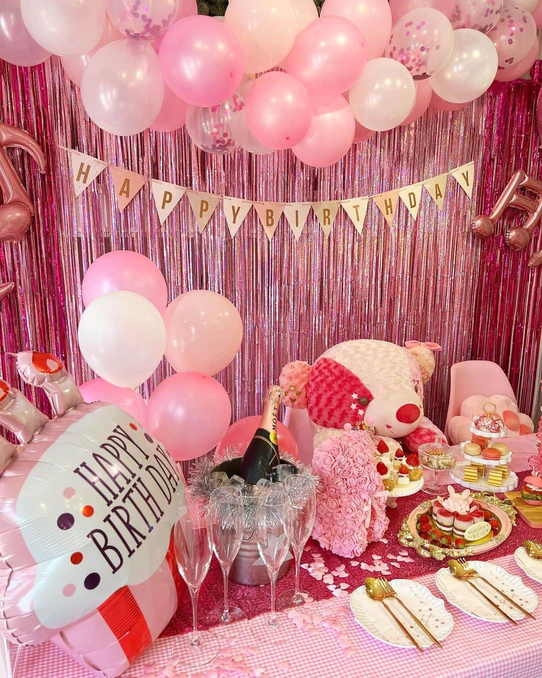吉川ちえさんのインスタグラム写真 - (吉川ちえInstagram)「【🧸🎀🧸🎀🧸🎀】 . この前りなちゃんの誕生日会を ( @remember6758 )でしたよ🥺💓 ピンク×アフタヌーンティーが可愛すぎ🤦‍♀️💕 貸切なので誕生日会もできるし わんこ🐶連れOKなのが嬉しい😚💓 . 映えスポット沢山あるのでオススメ😋🧡🧡 . 🏠remember💕 📮東京都板橋区大谷口北町7-1 サンマリンハウス 1F​ 🚃 東武東上線「中板橋駅」より徒歩10分 📞 03-6909-3515 . #アフタヌーンティー #中板橋カフェ #カフェ #誕生日会 #party」4月16日 0時22分 - yoshikawachie_16