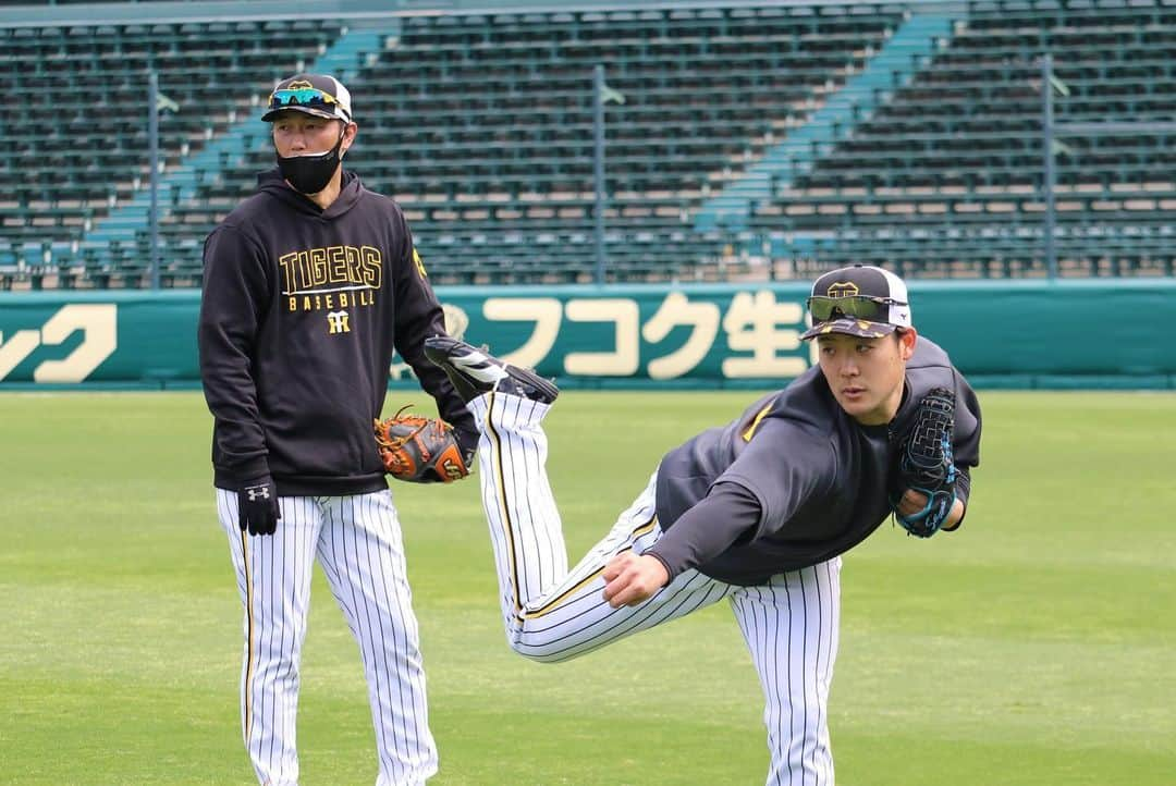 阪神タイガースさんのインスタグラム写真 - (阪神タイガースInstagram)「4月16日巨人戦、本日の試合前練習の様子です！ #ジョーガンケル 選手 #近本光司 選手 #大山悠輔 選手 #髙山俊 選手 #小川一平 選手 #小幡竜平 選手 #坂本誠志郎 選手 #中野拓夢 選手 #齋藤友貴哉 選手 #阪神タイガース  #イチにカケル！」4月16日 12時55分 - hanshintigers_official