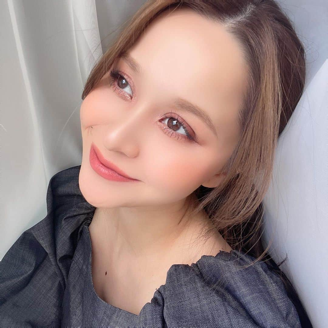 木下有希子さんのインスタグラム写真 - (木下有希子Instagram)「.  最近のヒットコスメ💄  ・ディオールアディクト リップスティック100番  ・ディオールスキンフォーエヴァー クチュール　ルミナイザー　03  ・THE アイパレ　102 愛嬌のピンクブラウン  ハイライトに関しては春夏にピッタリ🤍 ちょっと青白っぽいキラキラでかわいい💕  口紅はマットじゃなくて艶が出る感じ！ 大好きなベージュ🫣 ちょいピンク？かな  アイシャドウは @_yoshida_akari ちゃん プロデュースのやつ🥺 ハズレなしで全部かわいい、天才👏🏼💕笑  写真じゃ分かりづらいかもだけど 全部オススメです❣️」4月16日 15時12分 - ykk_1220