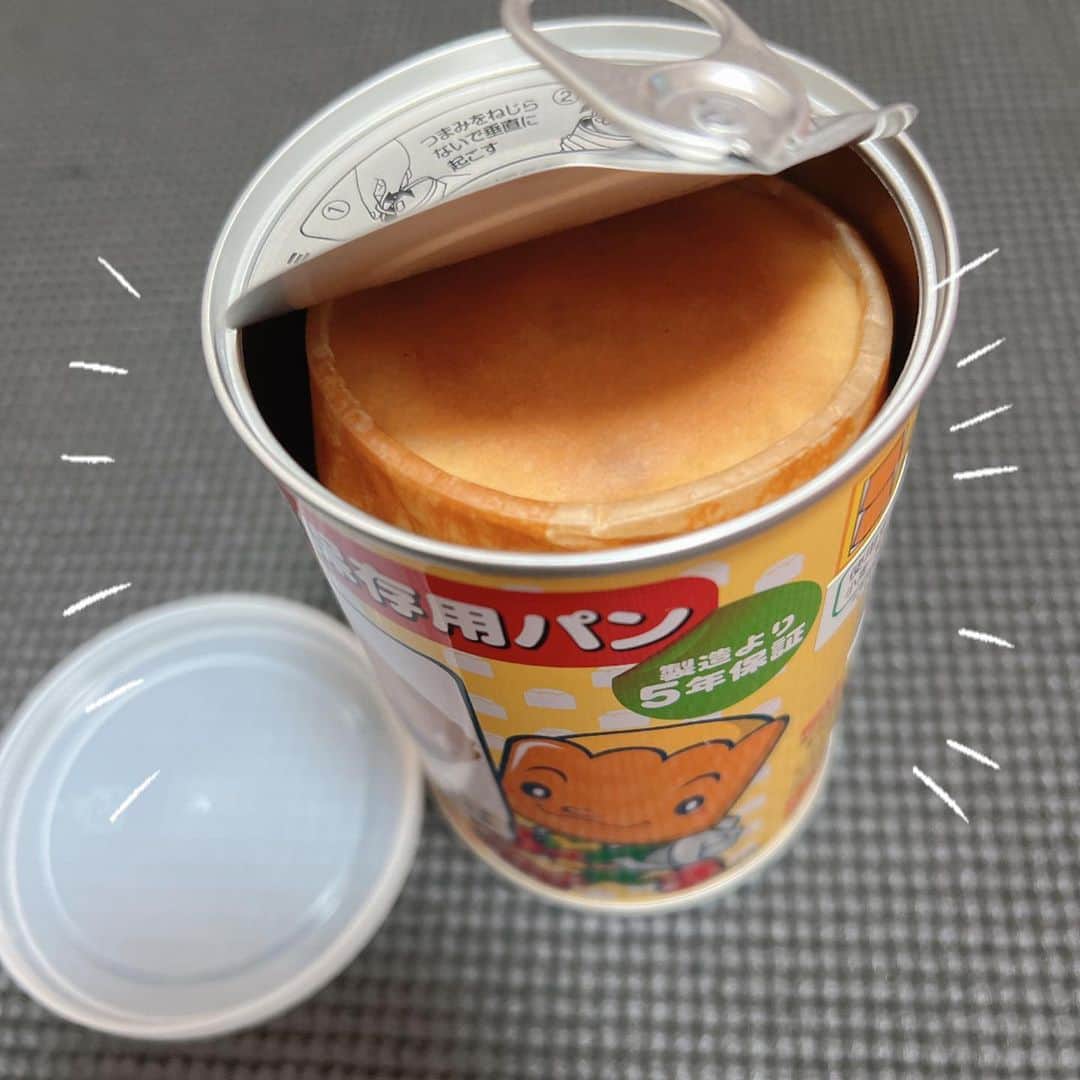 七瀬さくらさんのインスタグラム写真 - (七瀬さくらInstagram)「こんにちは、防災ヲタクの七瀬さくらです🐰💭💞  我が家には防災備蓄専用の棚があります。 防災リュックが人数分、ヘルメットも人数分👷👷👷 備蓄の水は何箱あるのか分からないです。 災害用のめちゃくちゃ大きいバッテリーもあります🔋 大きいものや重い家具には必ず揺れ防止の突っ張りまたはジェルを敷いてます🏠  そんな私なので、防災PR案件は全部試したい。  今回は、災害時の保存食。パンです🍞  缶詰に入ってるタイプのパンはよくみますが、食べるのは今回が初めて（家にも備蓄でありますがそこまで数がないです）❣️  電子レンジで温めるとさらに美味しく食べられるということで、今回は温めて頂きました。  味は「缶詰とは思えない」 食感は「パサパサしてない食べやすい」  災害時には、普段食べているお菓子や甘いもの（ようかん等）を用意するといいと言われています。  ストレスのかかる状況下で、美味しいものや甘いものは必要不可欠だなと思うので、防災食こそ味や食感にはこだわりたい✨  5年間保存できて、開ける際には缶切りはいらない、さらに逆さに入ってるので直接パンに触らず取り出せる。かつ、パサパサしてなくて味もちゃんと美味しい💕  我が家の備蓄棚に今日から仲間入りです🙆  PR @epanwonder #イーパン #保存食 #災害用 #防災グッズ #缶詰 #eパン #トリドリベース #常備食」4月16日 15時41分 - 739ra
