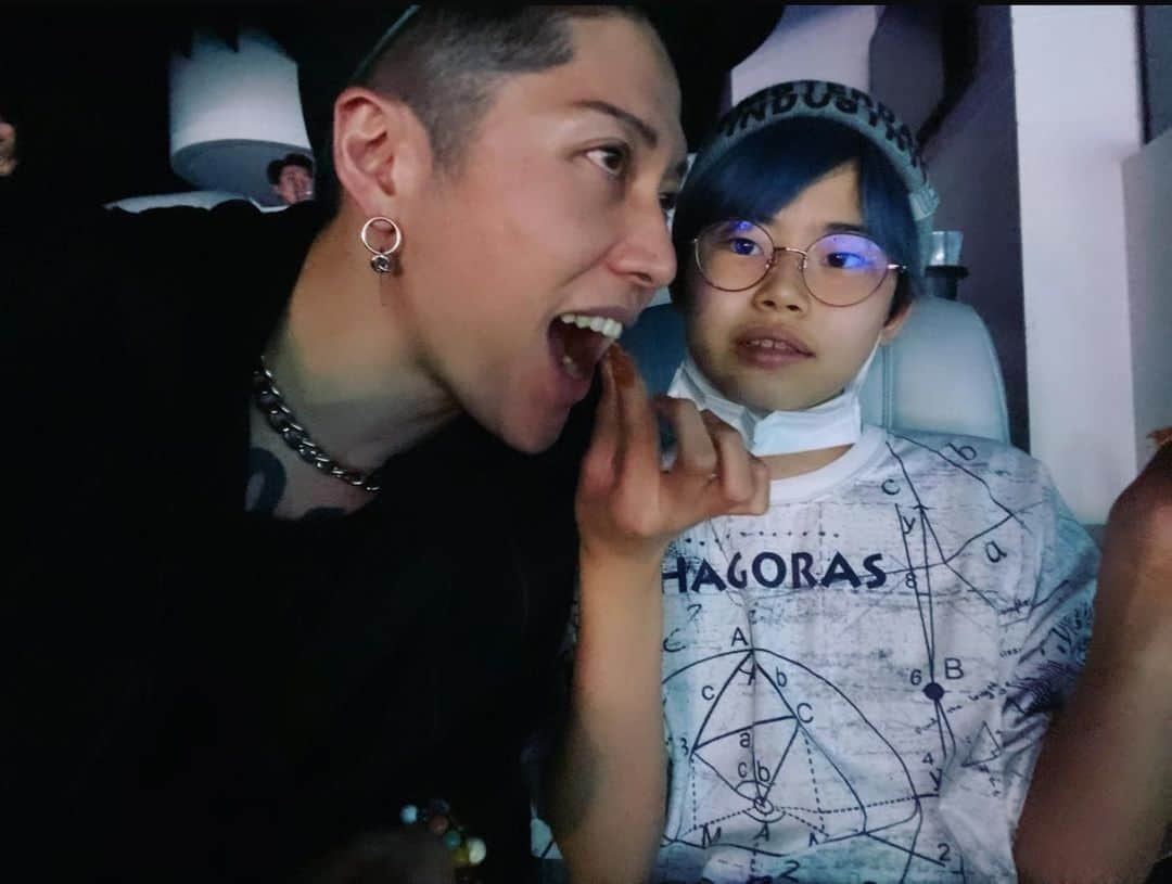 雅-MIYAVI-さんのインスタグラム写真 - (雅-MIYAVI-Instagram)「On a date 💙💙😋💯」4月16日 16時45分 - miyavi_ishihara