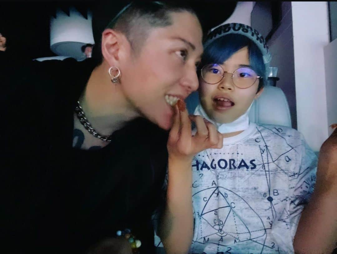 雅-MIYAVI-さんのインスタグラム写真 - (雅-MIYAVI-Instagram)「On a date 💙💙😋💯」4月16日 16時45分 - miyavi_ishihara