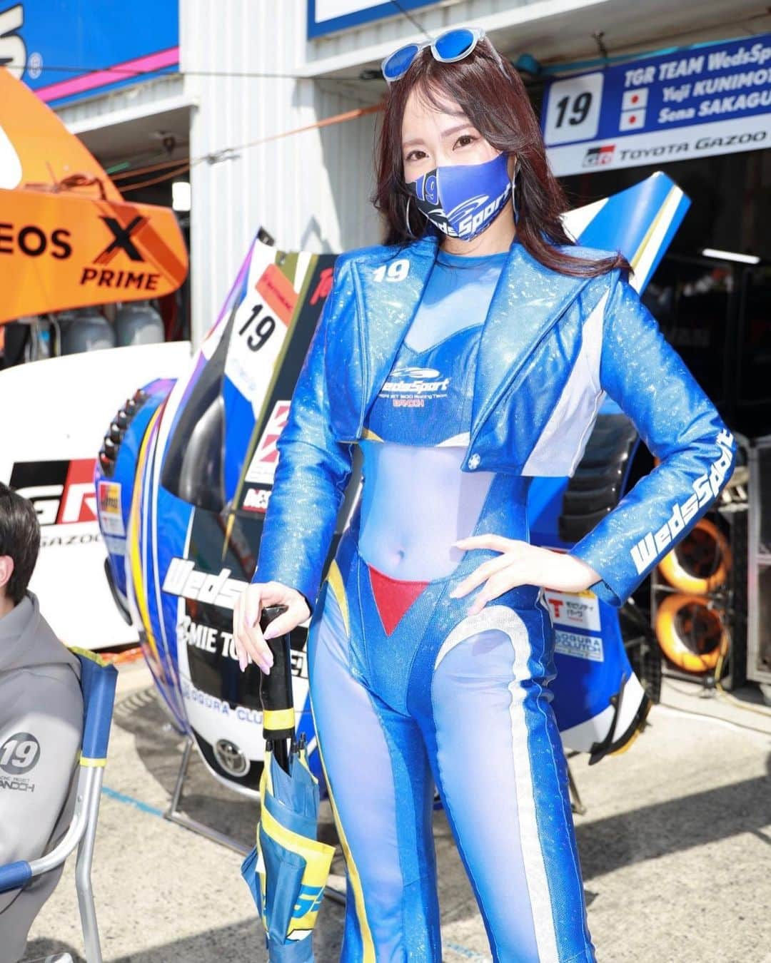 霧島聖子さんのインスタグラム写真 - (霧島聖子Instagram)「SUPERGT 開幕戦岡山 予選日お疲れ様でした🏁 毎年岡山国際サーキットに来ると、 今年も開幕したなぁ～と胸が躍ります🌸  ピットビューイングやスポンサーステージ、 SQUARE TIME RQステージはすごく賑わっており、 久しぶりにレースファンの皆さんや こっこ推しの方々にも会えて嬉しかったです☺️ どうもありがとう～‼️‼️ まだまだ元通りとは行きませんが、 今回のピットビューイングはコロナ禍前を思い出すようで 懐かしい気持ちにもなりました✨ 明日も皆さんのお越しをお待ちしています💙💛  今日の予選結果ですが、 WedsSport ADVAN GR Supraは 公式予選Q1を阪口選手が担当し2番手タイムで突破👏 そして公式予選Q2は国本選手が担当し、 果敢に攻めた結果惜しくも8番手となりました！ 明日の決勝は8番グリッドからのスタートとなります。 決勝レースでの追い上げと更なる活躍を期待して❤️‍🔥 明日もTGR TEAM WedsSport BANDOH 19号車へのめいっぱいの応援をお願いしますꉂꉂ📣  2022 WedsSport Racing Galsの コスチュームについては 別投稿で改めてご紹介したいなと💋✨  #それいけ坂東ちゃん #SUPERGT #SGT #GT #岡山国際サーキット #サーキット #racequeen #RQ #racingprojectbandoh #tgrteamwedssportbandoh #wedssport #BANDOH #wedssportbandoh #爆走坂東組 #コスチューム #sexy #スワイプしてね #予選結果 #レース結果 #予選日 #wedssportadvangrsupra #スープラ  #バックショット」4月16日 18時27分 - seiko_kirishima