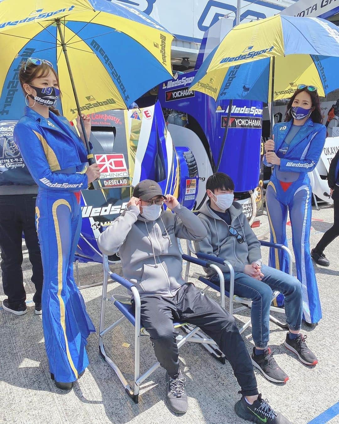 霧島聖子さんのインスタグラム写真 - (霧島聖子Instagram)「SUPERGT 開幕戦岡山 予選日お疲れ様でした🏁 毎年岡山国際サーキットに来ると、 今年も開幕したなぁ～と胸が躍ります🌸  ピットビューイングやスポンサーステージ、 SQUARE TIME RQステージはすごく賑わっており、 久しぶりにレースファンの皆さんや こっこ推しの方々にも会えて嬉しかったです☺️ どうもありがとう～‼️‼️ まだまだ元通りとは行きませんが、 今回のピットビューイングはコロナ禍前を思い出すようで 懐かしい気持ちにもなりました✨ 明日も皆さんのお越しをお待ちしています💙💛  今日の予選結果ですが、 WedsSport ADVAN GR Supraは 公式予選Q1を阪口選手が担当し2番手タイムで突破👏 そして公式予選Q2は国本選手が担当し、 果敢に攻めた結果惜しくも8番手となりました！ 明日の決勝は8番グリッドからのスタートとなります。 決勝レースでの追い上げと更なる活躍を期待して❤️‍🔥 明日もTGR TEAM WedsSport BANDOH 19号車へのめいっぱいの応援をお願いしますꉂꉂ📣  2022 WedsSport Racing Galsの コスチュームについては 別投稿で改めてご紹介したいなと💋✨  #それいけ坂東ちゃん #SUPERGT #SGT #GT #岡山国際サーキット #サーキット #racequeen #RQ #racingprojectbandoh #tgrteamwedssportbandoh #wedssport #BANDOH #wedssportbandoh #爆走坂東組 #コスチューム #sexy #スワイプしてね #予選結果 #レース結果 #予選日 #wedssportadvangrsupra #スープラ  #バックショット」4月16日 18時27分 - seiko_kirishima