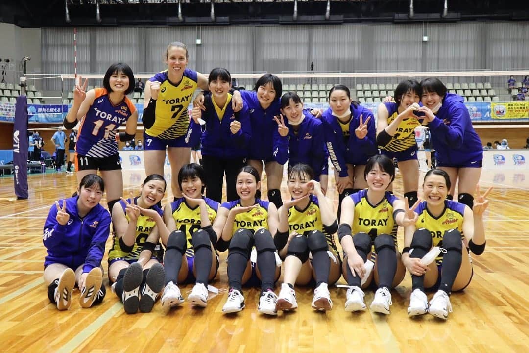 石川真佑さんのインスタグラム写真 - (石川真佑Instagram)「・ ＊ 2021/22 Vリーグ終了しました。  Vリーグを開催するにあたってご尽力頂いた関係者の方、私たちをサポートしてくださった方々、いつも沢山のご声援をくれたファンの方々、 数えきれないほどのたくさんの方に携わって頂き、試合ができることは 当たり前ではないと改めて感じました。 本当にありがとうございました！！！  悔しい結果ではありましたが、 長いリーグ戦を戦い抜けたのは沢山の方が支えてくれたおかげです。 みんなが居たから頑張ることができました！  勝つことの難しさ。 個人としてもチームとしても まだまだ足りないところがあるんだと感じました。 応援してくださる方々への感謝の気持ち、バレーボールに対する気持ち、　この結果を受け止めて妥協することなく自分自身もう一度見直して 前を向いて進み続けます。  引き続き、ご声援よろしくお願い致します🙇‍♀️🙇‍♀️🙇‍♀️ ・ ・ ・ コロナの影響で延期や中止もあり大変なシーズンでしたが、 バレーボールの魅力が沢山の方に伝わり、観戦に来てくださる方が今よりももっと増えると嬉しいです❤️‍🔥 その為に私たちも熱いプレーをお届けできるよう全力で頑張ります💪✨ ・ 沢山のご声援本当にありがとうございました！！！ ＊ #Vリーグ #東レアローズ💘」4月16日 19時06分 - mayu_00514