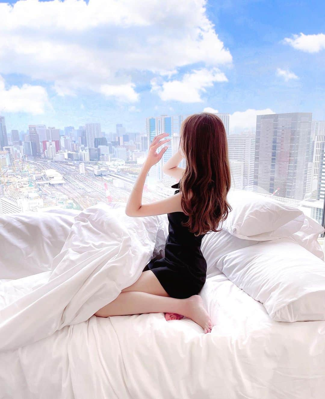 あやちゃんさんのインスタグラム写真 - (あやちゃんInstagram)「雲の上にいるみたい🤍☁️ 品プリ良かった◎🏨🤍  最近美容師さんにも褒められるんだけどシャンプー変えたからだと思う🥹パサつきがちな毛質の子にめちゃくちゃおすすめしたいシャンプーがサナンドシャンプー🫧🤍 パッケージもシンプルでおしゃれ❁ 新宿マルイ本店8階で5/27金~5/31火までコンセプトショップにて限定販売されてるよ🌼  通販だと楽天市場でPekineeds [サナンドシャンプー]で検索してみてね💗  @tshair_official @napla_official   #品川プリンスホテル #品プリ #品川プリンスホテルビュッフェ #ホカンス #ホカンス東京 #東京ホテル #品川ホテル #東京ホテル巡り #ホテル女子会 #ホテルステイ #ホテルライク  #新商品 #新宿マルイ #ティーズファミリア #サナンドシャンプー #艶髪 #シャンプー #トリートメント #楽天市場 #nドット #ナプラ #napla #tshair #PR」4月16日 19時10分 - aya.you.love.r