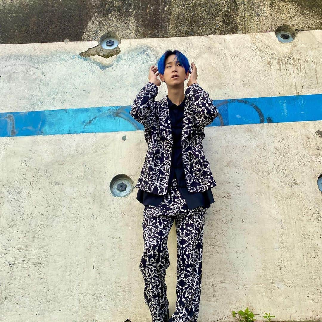 松浦航大さんのインスタグラム写真 - (松浦航大Instagram)「髪の毛が青に戻りました！ 何枚目が好き？？ . 青にした理由、説明などは YouTubeでお話ししてます！ . #松浦航大 #ものまね #青髪 #bluehair #singer」4月16日 20時02分 - kodai_matsuura