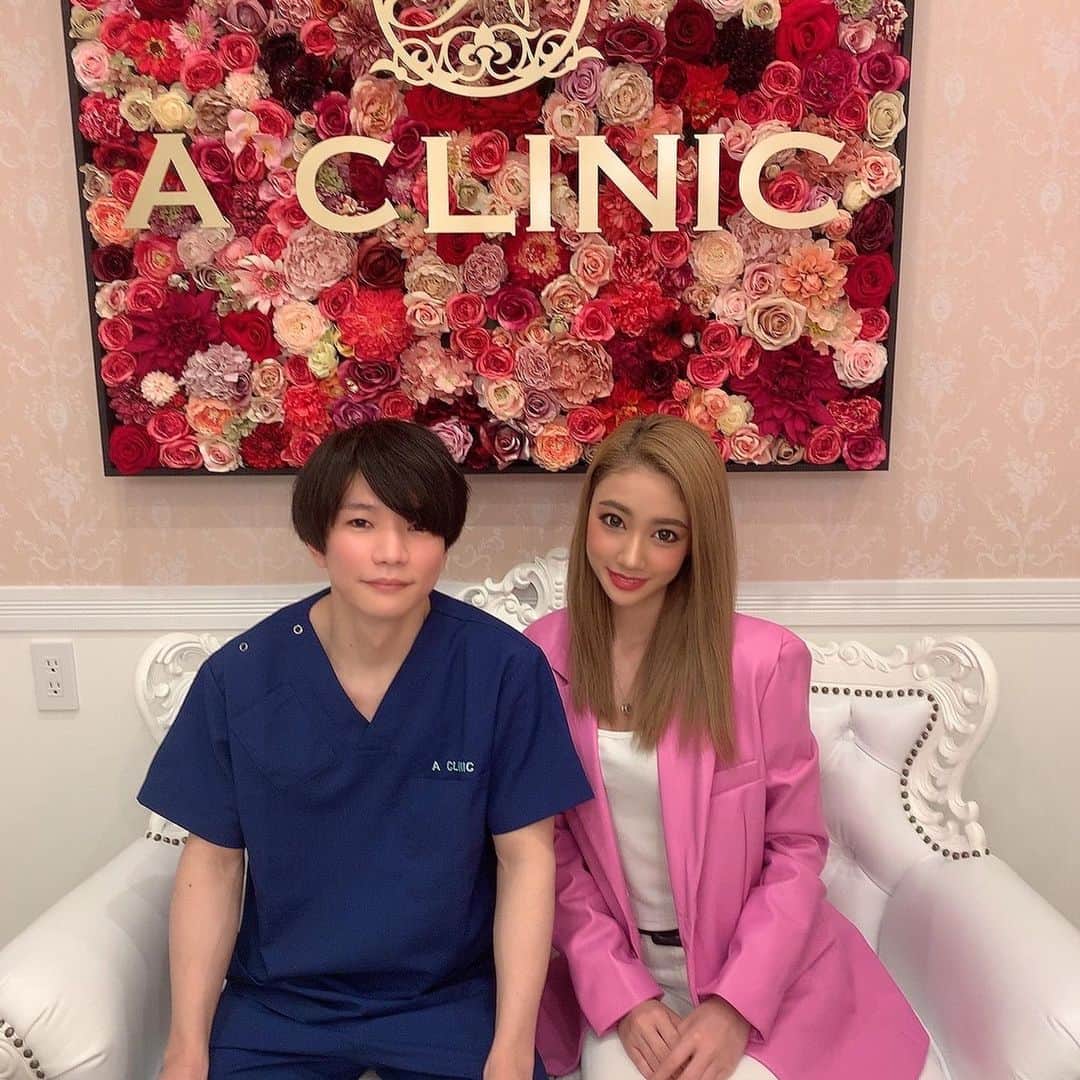 MIKUさんのインスタグラム写真 - (MIKUInstagram)「@aclinic_shinjuku の田窪先生@aclinic_takubo にずっとやってみたかった #aスレッド をして頂きました👏 . 元々すごくフェイスラインに悩んでいたので今回お願いしました✌️ 施術後、鏡を見た時びっくりするほどフェイスラインが引き上がってて 思わず「やば、、、」って声が出てしまいました😂 内装もすごく清潔感があって綺麗で スタッフさんもみなさん優しくて安心しながら施術受けれました🫶🏼💕 . 次は1day小顔脂肪吸引をしてみたいです🥹❤️ .  #aスレッド #糸リフト #aclinic #aclinic銀座 #aclinic横浜 #aclinic新宿#aクリニック #エークリニック#美容 #小顔 #美肌  #リフトアップ #美容外科 #美容皮膚科 #美容クリニック  #田窪賢志郎」4月16日 20時07分 - miku_enamiku