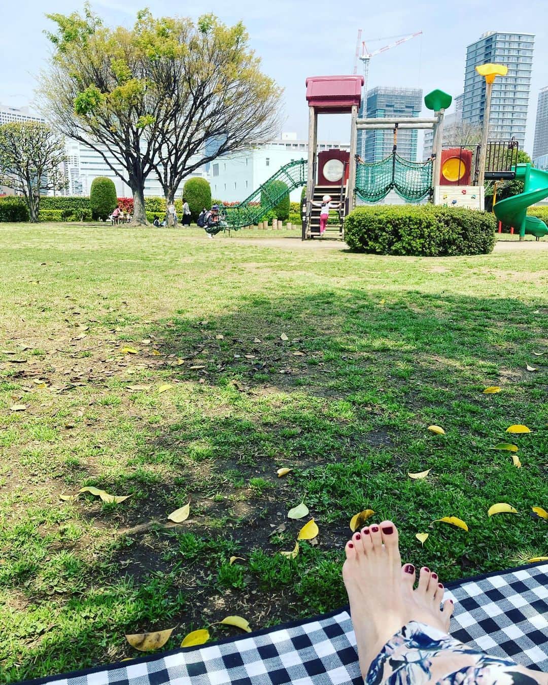 原田佳奈さんのインスタグラム写真 - (原田佳奈Instagram)「・ ・  天気の良い日は、新しく買ったレジャーシートを敷いて、近所の公園でピクニックするのが最近のマイブーム☀️  気持ち良すぎて、小さなテント？を買おうかどうか迷ってる。。  #晴れた日 #ランチを持って #木陰に寝そべる #子供も楽しそう #あー幸せ」4月16日 20時52分 - kanaharada1211