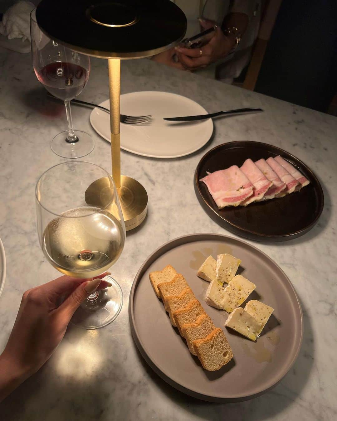 梯真奈美さんのインスタグラム写真 - (梯真奈美Instagram)「沖縄産の食材で頂くイタリアン🍷  美味しい上にホテルから近くということもあり 三夜連続で行ったAWAY🍴 3日目にはもう予約の時点で私達って 気づいてたみたい🤣笑  パスタがどれも全部美味しかったんだなぁ〜🥰🍝  #ディナー #沖縄 #古宇利島 #awaykouri」4月16日 21時45分 - official_manami