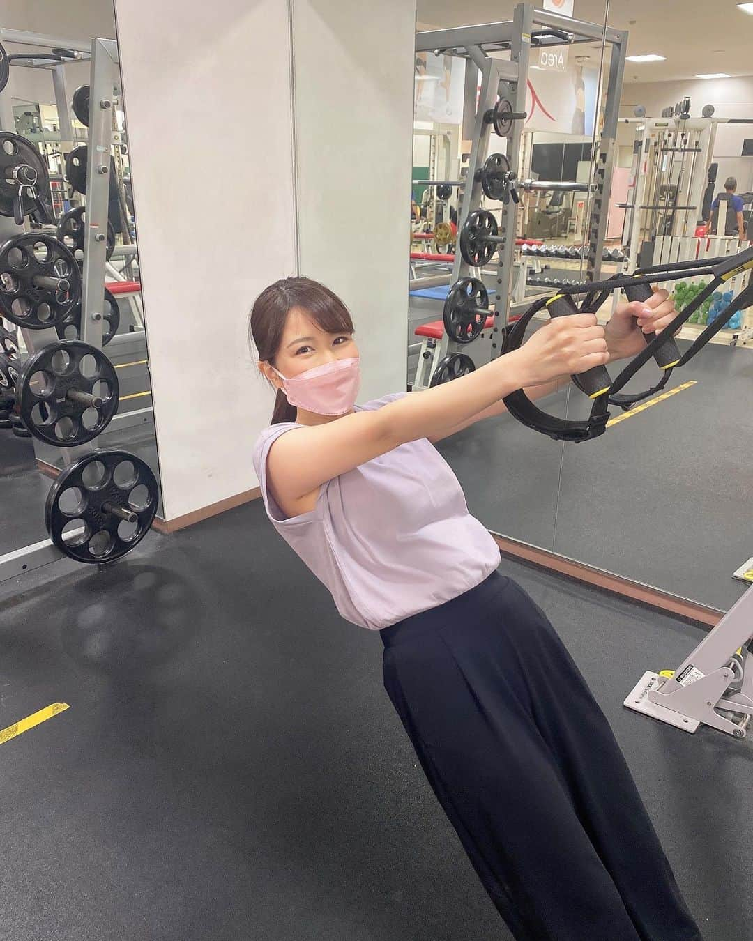 道岡桃子さんのインスタグラム写真 - (道岡桃子Instagram)「筋トレ💪🔥  はじめてパーソナルトレーニングと食事チェック＆アドバイスをしていただきました！  ジム慣れしていないから恥ずかしかったんだけどトレーナーさんがとっても丁寧に教えてくださり、ポンコツな私でも大丈夫だった（笑）  私の食事内容を見て  ★炭水化物を減らす ★空腹が我慢できない時はナッツかプレテイン ★お水を１日２リットル〜３リットル飲む 　 など…具体的なアドバイスをいただきました。 測定したら太っているわけではないけど、水分量が足りなかった。  週２で通ったらいいみたいです。 根本的な意識が変わって本当によかった！ ぷに腹をスッキリさせたい☺️  #アナウンサー #フリーアナウンサー #ジム女子 #ダイエット #ダイエットメニュー #トレーニング #トレーニング女子 PR @oakskashiwa #ダイエットトレーニング #ボディデザイン #ボディメイクレシピ #マンツーマントレーニング #オークスベストフィットネス柏店 #柏パーソナル #ジム #筋トレ #筋トレ女子 #筋トレ初心者」4月16日 22時01分 - momoko_ana