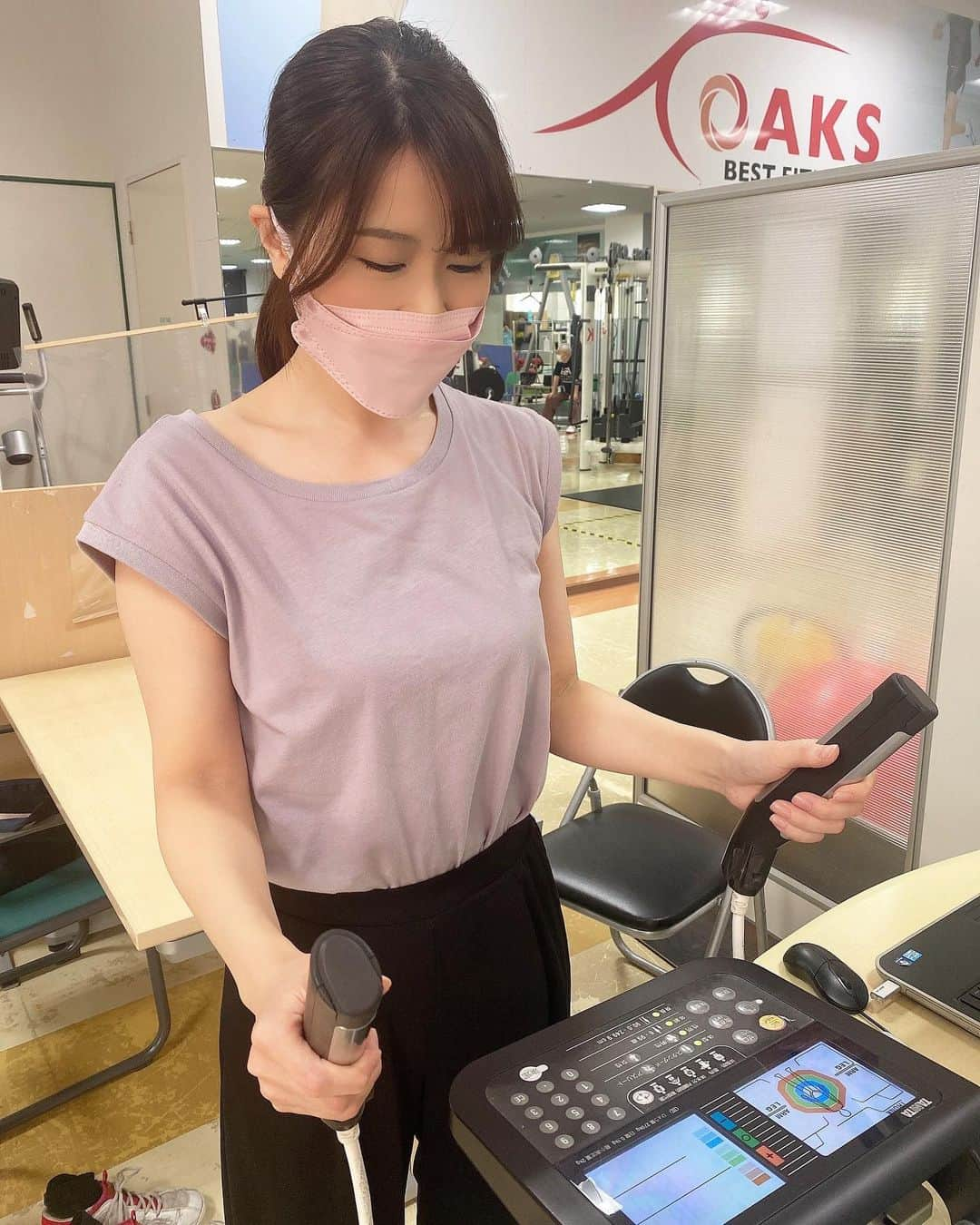 道岡桃子さんのインスタグラム写真 - (道岡桃子Instagram)「筋トレ💪🔥  はじめてパーソナルトレーニングと食事チェック＆アドバイスをしていただきました！  ジム慣れしていないから恥ずかしかったんだけどトレーナーさんがとっても丁寧に教えてくださり、ポンコツな私でも大丈夫だった（笑）  私の食事内容を見て  ★炭水化物を減らす ★空腹が我慢できない時はナッツかプレテイン ★お水を１日２リットル〜３リットル飲む 　 など…具体的なアドバイスをいただきました。 測定したら太っているわけではないけど、水分量が足りなかった。  週２で通ったらいいみたいです。 根本的な意識が変わって本当によかった！ ぷに腹をスッキリさせたい☺️  #アナウンサー #フリーアナウンサー #ジム女子 #ダイエット #ダイエットメニュー #トレーニング #トレーニング女子 PR @oakskashiwa #ダイエットトレーニング #ボディデザイン #ボディメイクレシピ #マンツーマントレーニング #オークスベストフィットネス柏店 #柏パーソナル #ジム #筋トレ #筋トレ女子 #筋トレ初心者」4月16日 22時01分 - momoko_ana