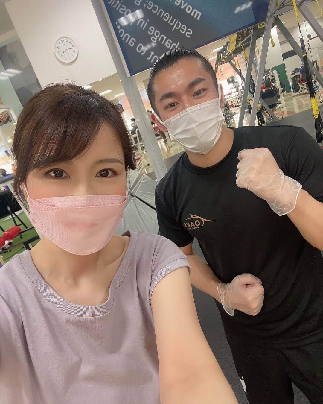 道岡桃子さんのインスタグラム写真 - (道岡桃子Instagram)「筋トレ💪🔥  はじめてパーソナルトレーニングと食事チェック＆アドバイスをしていただきました！  ジム慣れしていないから恥ずかしかったんだけどトレーナーさんがとっても丁寧に教えてくださり、ポンコツな私でも大丈夫だった（笑）  私の食事内容を見て  ★炭水化物を減らす ★空腹が我慢できない時はナッツかプレテイン ★お水を１日２リットル〜３リットル飲む 　 など…具体的なアドバイスをいただきました。 測定したら太っているわけではないけど、水分量が足りなかった。  週２で通ったらいいみたいです。 根本的な意識が変わって本当によかった！ ぷに腹をスッキリさせたい☺️  #アナウンサー #フリーアナウンサー #ジム女子 #ダイエット #ダイエットメニュー #トレーニング #トレーニング女子 PR @oakskashiwa #ダイエットトレーニング #ボディデザイン #ボディメイクレシピ #マンツーマントレーニング #オークスベストフィットネス柏店 #柏パーソナル #ジム #筋トレ #筋トレ女子 #筋トレ初心者」4月16日 22時01分 - momoko_ana