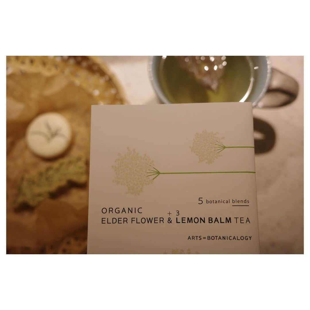 高垣麗子さんのインスタグラム写真 - (高垣麗子Instagram)「𓄺 貴重なひとり時間  見事な満月を遠目に  🌿Herb teaと今日いただいたHerb cookie🌿に満たされ中  * #fullmoon  #herb」4月16日 22時25分 - reikotakagaki