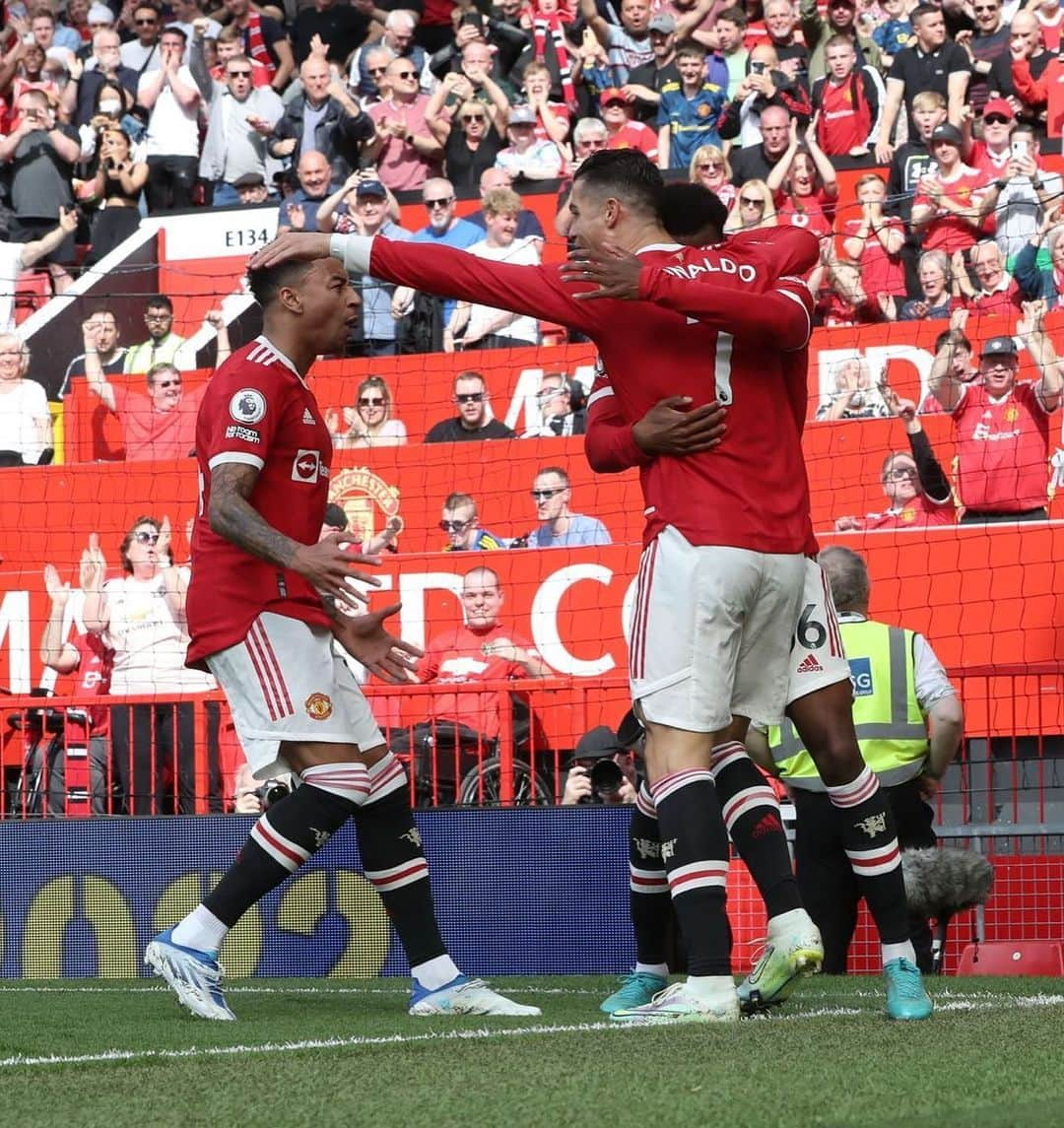 クリスティアーノ・ロナウドさんのインスタグラム写真 - (クリスティアーノ・ロナウドInstagram)「Very happy with this win and for getting us back on track in the Premier League. Like I said before, individual achievements are only worth it when they help us reach our goals as a team, and the 60th hat-trick in my career is so much more important because it brought us the 3 points. Well done, lads, tremendous effort from everyone. We’re not giving up, we’re fighting until the end! 🔴⚫️💪🏽」4月17日 1時26分 - cristiano