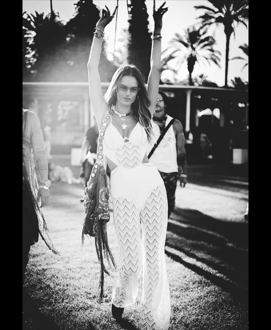 アレッサンドラ・アンブロジオさんのインスタグラム写真 - (アレッサンドラ・アンブロジオInstagram)「Introducing #AlessandraXpatbo 💫 #coachella #goodvibes #festivAle 🌴🎶」4月17日 5時10分 - alessandraambrosio