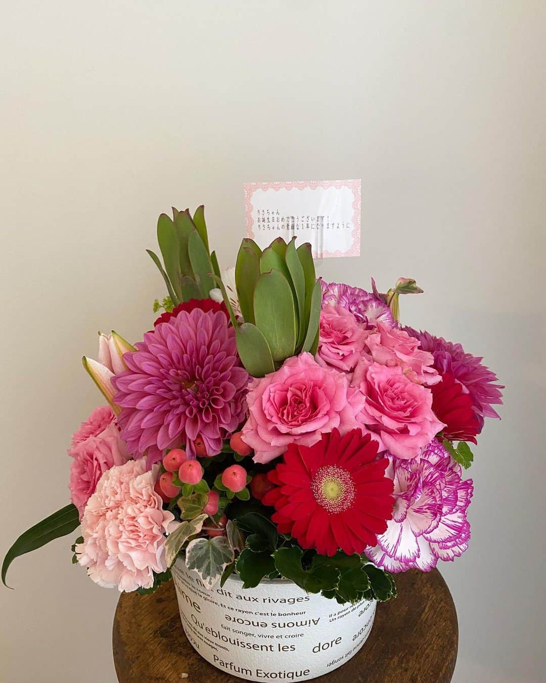 黒田りささんのインスタグラム写真 - (黒田りさInstagram)「💐  お花いっぱいでうれしい4月🌸 ありがとうございます🥰  #お花#お花のある暮らし#フラワーブーケ」4月17日 10時06分 - kurorisa_14