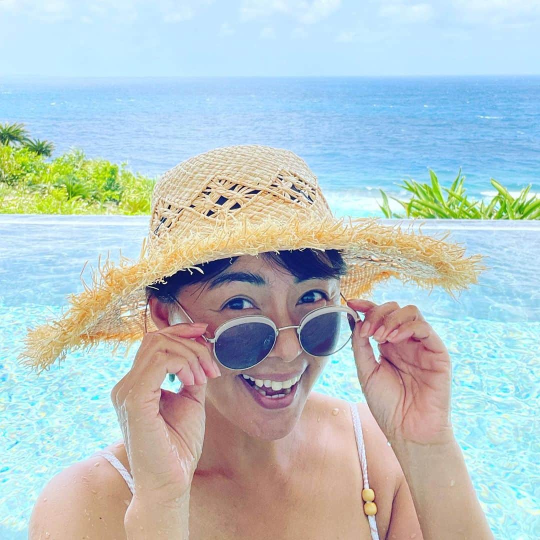 田中律子さんのインスタグラム写真 - (田中律子Instagram)「贅沢ご褒美ステイ🌞🌴🌈  沖縄古宇利島にある『L'ETOILE古宇利島』  @letoilehotel.jp   1日1組限定、プール付きヴィラ🏠 ジャグジーもあるし、癒されまくり🌞🌴🙌  とろけてしまいました✨✨ 大好きな人と2人っきりで過ごすのもよし、仲良し女子旅で行くもよし、とにかく、リラックスタイム✨自分へのご褒美ステイにオススメだよ💛  ビキニ👙　@roxyjapan   #letoilehotel  #古宇利島レトワール #古宇利島 #沖縄旅行 #プール付きヴィラ  #ご褒美  #癒しの時間  #beachlife  #okinawa  #okinawalife」4月17日 11時00分 - ri2kotanaka