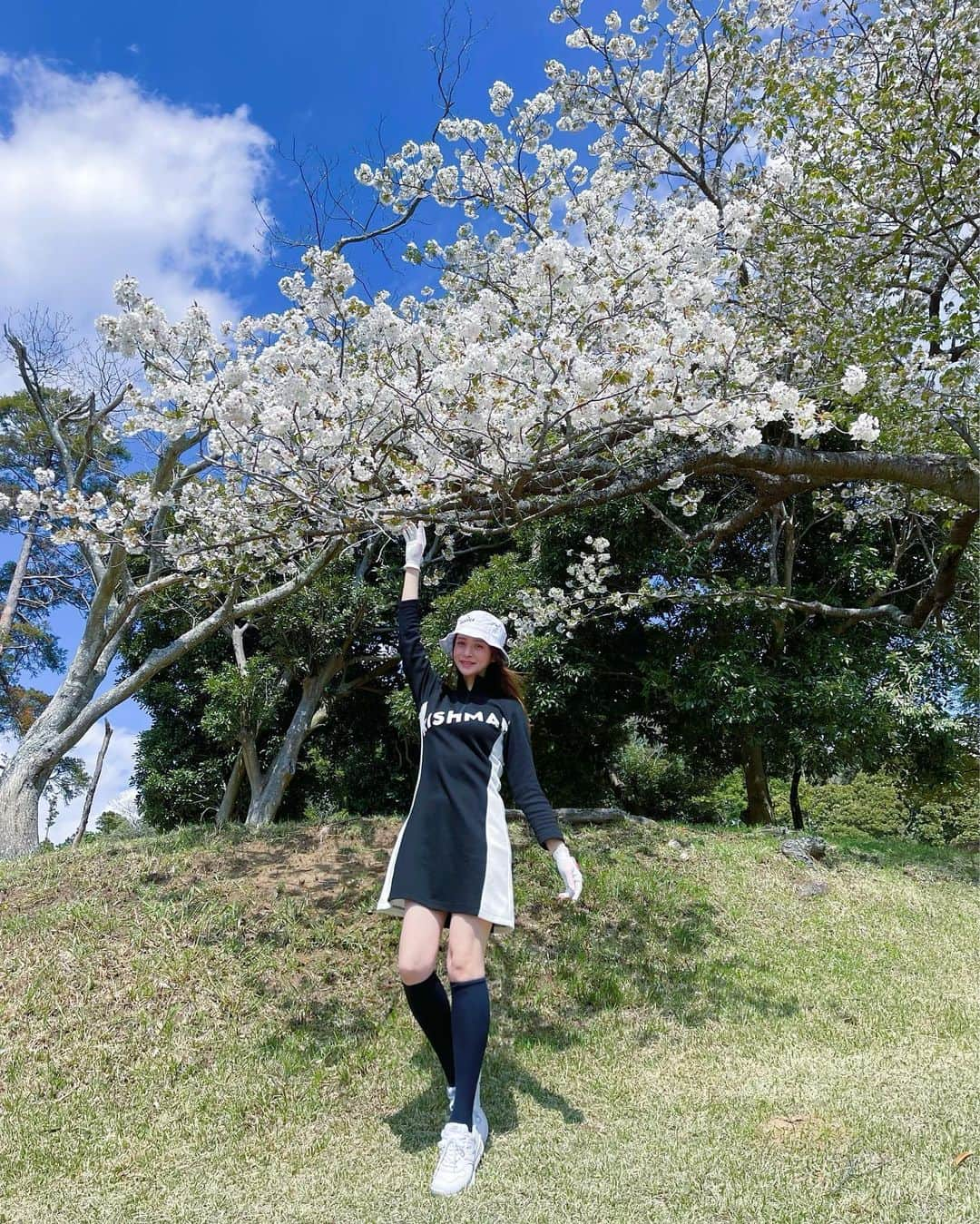 野崎萌香さんのインスタグラム写真 - (野崎萌香Instagram)「春になったのでえりぴとゴルフ再開🏌️‍♀️⛳️🌸  はやく100切りたいな🙃❣️  OP... @irishman.jp  Bucket Hat... @twoles_golf」4月17日 12時39分 - moeka_nozaki