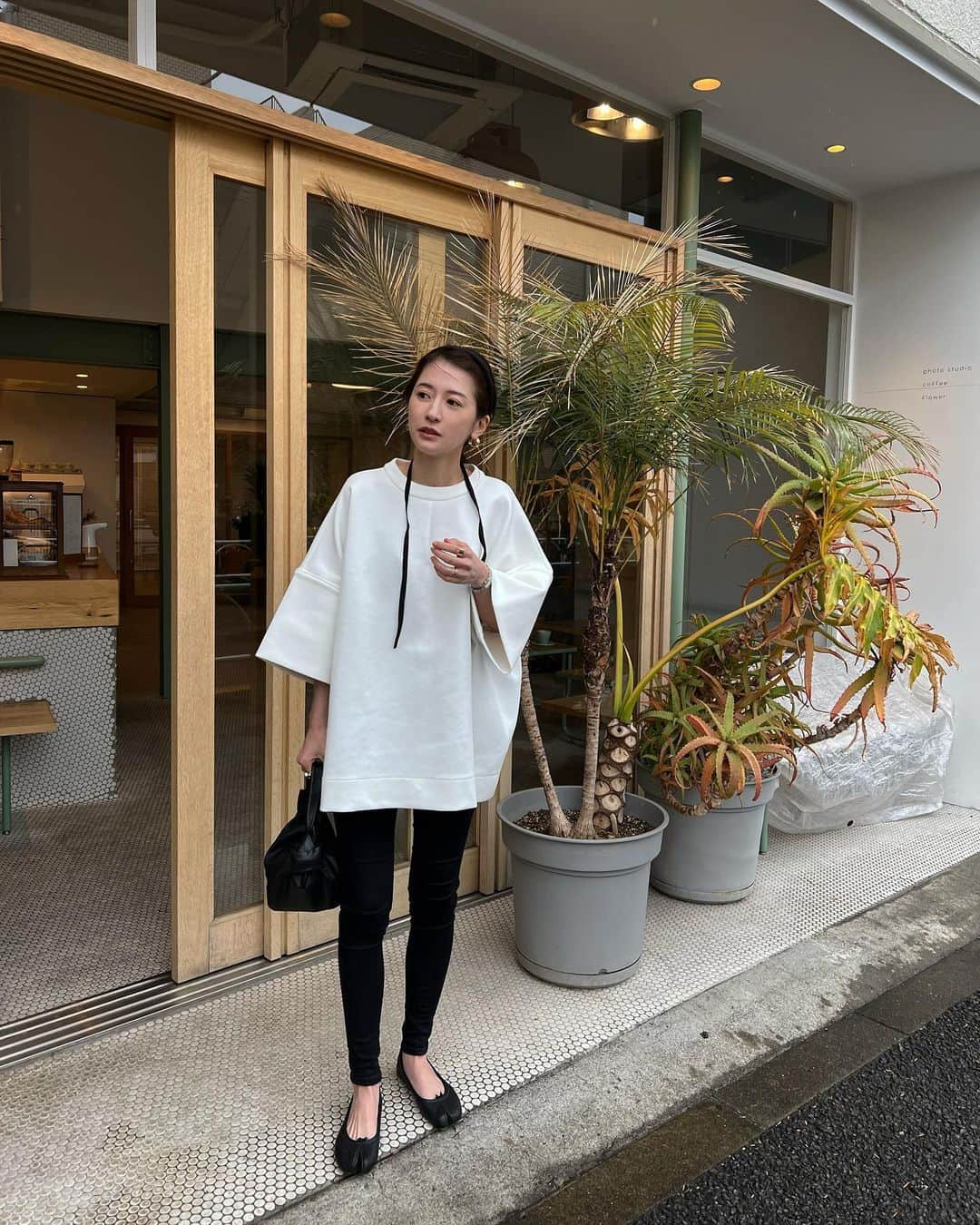 松本恵奈さんのインスタグラム写真 - (松本恵奈Instagram)「こんにちは⚪️会社の近くに可愛いカフェを発見しました♡ コーヒーも美味しくて嬉しいー♡ この時、着てるトップスももうすぐ発売の新作です⚪️ 袖の張り感がポイントなモード感あるカジュアルTOPSです😊 一枚あったら絶対使えるやーつなので是非、checkしてみてね♡ #clane #新作 #cafe」4月17日 14時22分 - ena1123