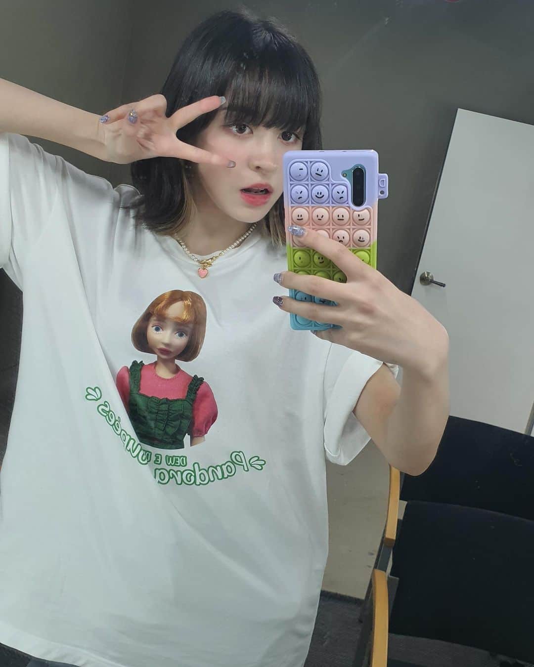 NMIXXさんのインスタグラム写真 - (NMIXXInstagram)「Hair style twins with the doll. #NMIXX #엔믹스 #릴리 #LILY」4月17日 14時32分 - nmixx_official