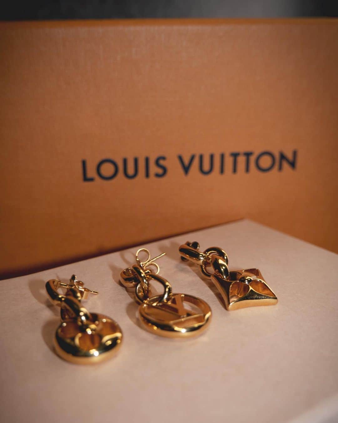 宮脇咲良さんのインスタグラム写真 - (宮脇咲良Instagram)「. これから1年を通して、様々な機会で  #LouisVuitton の魅力を紹介していくことになりました！楽しみにしていてください💕  @louisvuitton #PR #Sponsored」4月17日 17時00分 - 39saku_chan