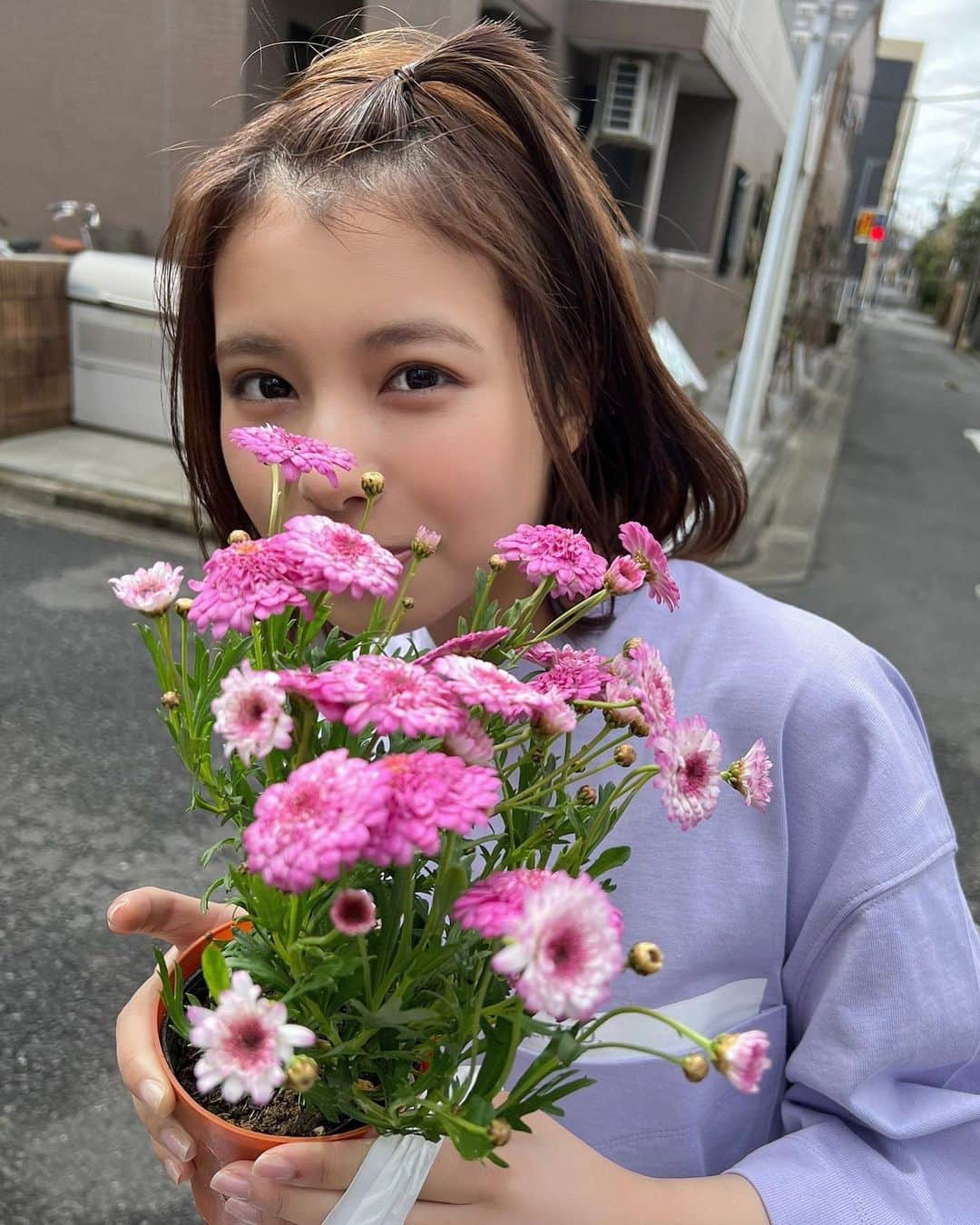 宮崎あみささんのインスタグラム写真 - (宮崎あみさInstagram)「チャームポイントの産毛 ・ デコ出しレアです😀 ・ 産毛さんとは19年間一緒で今となってはチャームポイント😌 ・ こちら5/6発売のヤングガンガンのオフショットです！みんなに可愛い宮崎さんが掲載されてるの見てほしいな ・ 5/6まで少しずつオフショット載せてく！ ・ #産毛 #デコ出し #グラビア #ヤングガンガン」4月17日 17時29分 - miyazaki_aa