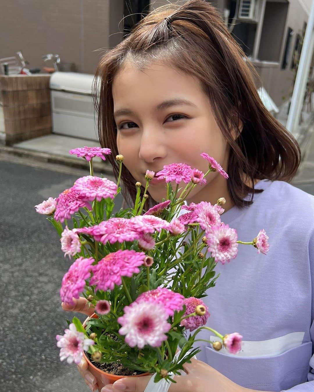 宮崎あみささんのインスタグラム写真 - (宮崎あみさInstagram)「チャームポイントの産毛 ・ デコ出しレアです😀 ・ 産毛さんとは19年間一緒で今となってはチャームポイント😌 ・ こちら5/6発売のヤングガンガンのオフショットです！みんなに可愛い宮崎さんが掲載されてるの見てほしいな ・ 5/6まで少しずつオフショット載せてく！ ・ #産毛 #デコ出し #グラビア #ヤングガンガン」4月17日 17時29分 - miyazaki_aa