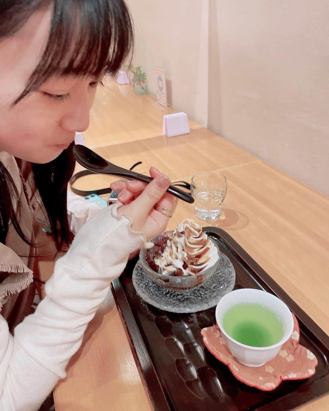 横溝菜帆さんのインスタグラム写真 - (横溝菜帆Instagram)「🌷  あっという間に過ぎた春休みの写真を何枚か☺️ 熱海と伊豆シャボテン公園です。  熱海では、コーヒー専門店で コーヒーぜんざいを食べて、 あまりの美味しさにびっくり☕️  シャボテン公園では、 初めてカピバラに餌をあげました 🦫 どんどん集まってきてすごく可愛いかったです✨  また行きたいな~🥰  #熱海 #伊豆シャボテン公園 #カピバラ #横溝菜帆」4月17日 18時02分 - y_naho_te