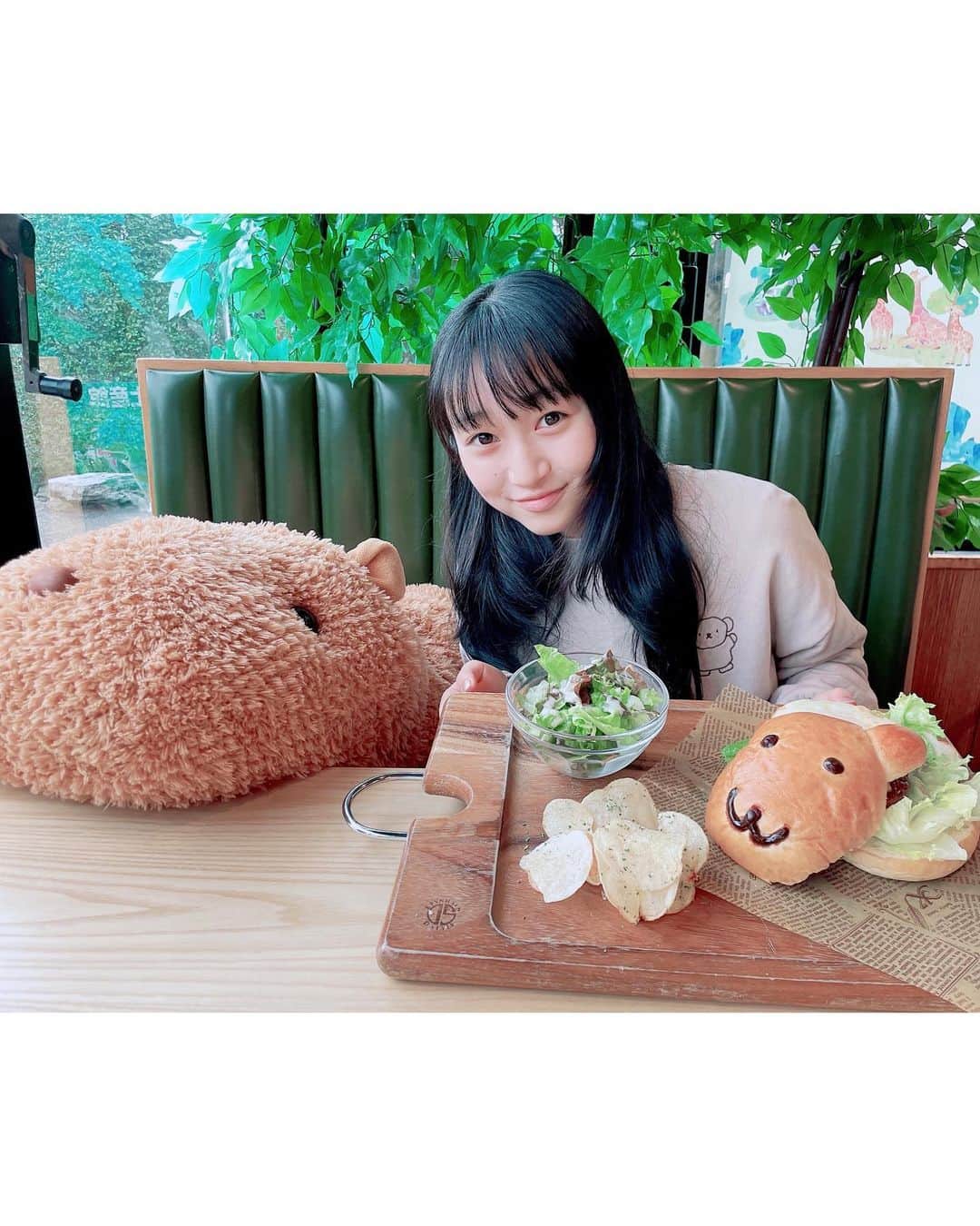 横溝菜帆さんのインスタグラム写真 - (横溝菜帆Instagram)「🌷  あっという間に過ぎた春休みの写真を何枚か☺️ 熱海と伊豆シャボテン公園です。  熱海では、コーヒー専門店で コーヒーぜんざいを食べて、 あまりの美味しさにびっくり☕️  シャボテン公園では、 初めてカピバラに餌をあげました 🦫 どんどん集まってきてすごく可愛いかったです✨  また行きたいな~🥰  #熱海 #伊豆シャボテン公園 #カピバラ #横溝菜帆」4月17日 18時02分 - y_naho_te
