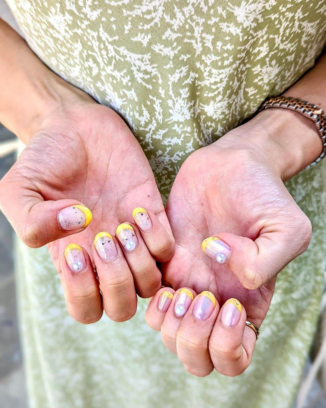 石井里奈さんのインスタグラム写真 - (石井里奈Instagram)「こんばんは💕 今夜は美容投稿💅 まずネイル新しくしました😊 イエローミラーラメフレンチ✨ . なにげにイエローお初かも💛 大きなパールがウサギっぽくて可愛い🐰✨ @risa.ujunail  . 右と左でちょっとデザインも違うのだ💅 . そして毎月お邪魔している @omotesando.wiz でケアシスでお肌に保湿をたっぷりと☺️ 定期的に保湿ケアしてあげるとお肌も喜びます💛そしてウィズクリニックはGLP1の処方も🙌楽してダイエットできちゃうし、飲むタイプも提供してるみたいでおすすめです💕 . ちなみにメイクは @snidelbeauty でネイルに合わせてイエローメイク✨カラーが可愛くて使えるの多い！ ワンピは @acym_official 👗また明日全身載せます！ 今日もお疲れ様でした💛 . #りなまるメイク #snidelbeauty #春ネイル #イエローネイル #イエロー #フレンチネイル #ミラーネイル #ネイルデザイン #美容クリニック #フェイシャルエステ #保湿ケア #ツヤ肌 #うるおい肌 #メイクモデル #イエローメイク #春ネイル #glp1ダイエット #ダイエット #美容皮膚科 #美容好き #美容家 #instabeauty #ビューティー #春メイク #春カラー #パールネイル #パール #pearl #うさぎ #ダイエット女子 #ハンドネイル」4月17日 19時49分 - ri7tin1025