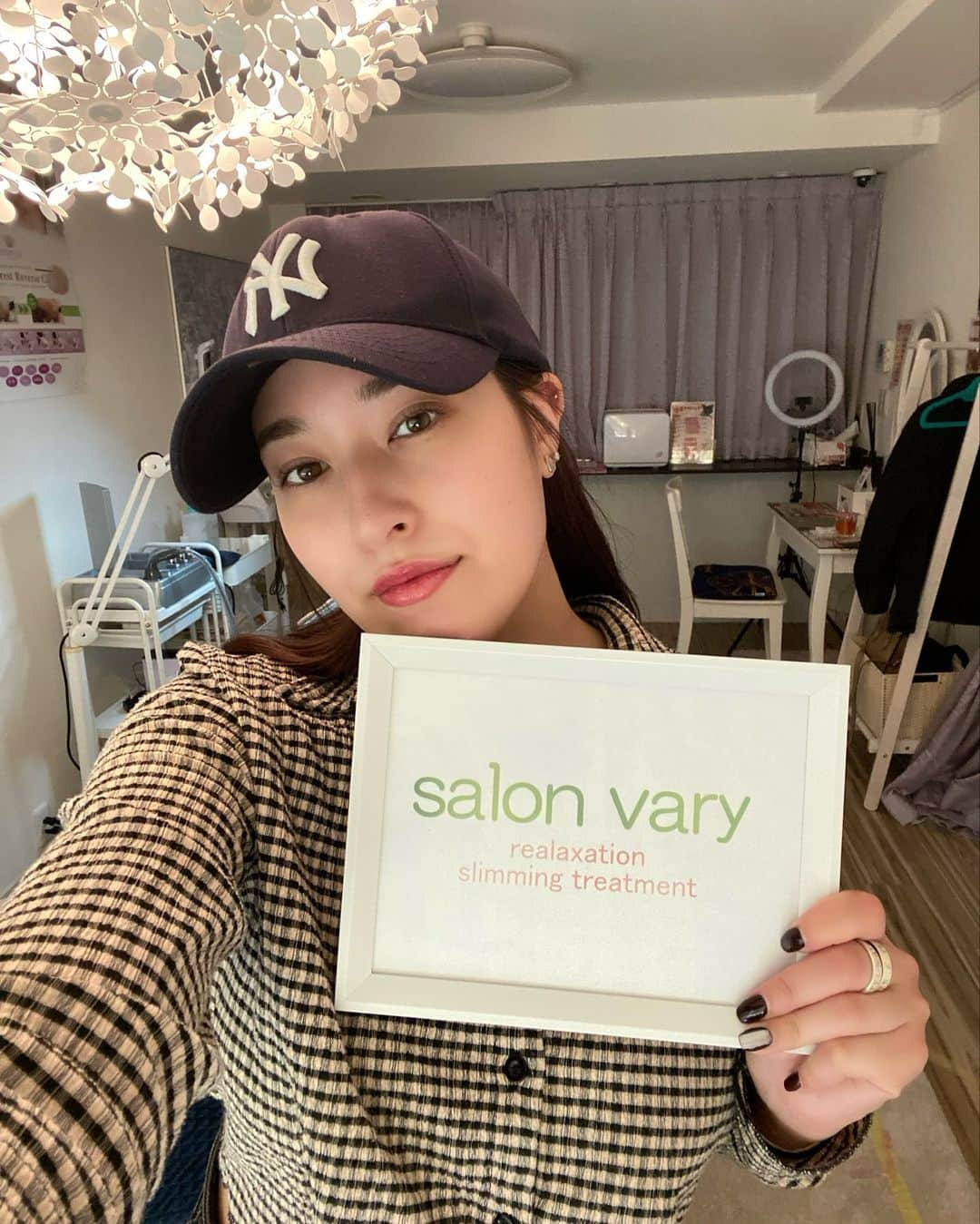 平田梨奈さんのインスタグラム写真 - (平田梨奈Instagram)「お肌ケア❤︎  @salonvary_official   水玉リフティングという背術を受けました😊終わったあとお肌がうるうるして、顔色も良くなって、シュッとしてて大満足です✨  最後の写真は術後すぐの写真だよ！ (ノーマルカメラ)  #水玉リフティング #salonvary #小顔 #恵比寿エステ #ブライダルエステ #広尾#ハーブピーリング #スキンケア#最新美容 #ニキビ#ニキビ跡 #アンチエイジング#NMN  #おすすめ美容  #おすすめエステ #ハイフ痩身#ハイフ  @mens_vary」4月17日 20時00分 - hirari_official