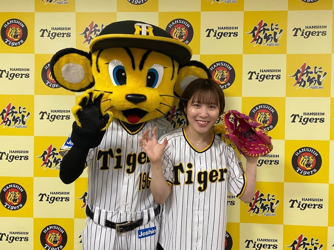 平野美宇さんのインスタグラム写真 - (平野美宇Instagram)「本日、阪神甲子園球場で行われた「J:COM NET光でもっと快適デー」で人生初の始球式をつとめさせていただきました⚾️  温かく迎えてくださり、夢のような時間を過ごすことができました❣️  トラッキーサポートありがとう❤️‍🔥 #阪神タイガース  #jcom」4月17日 20時14分 - miu_hirano