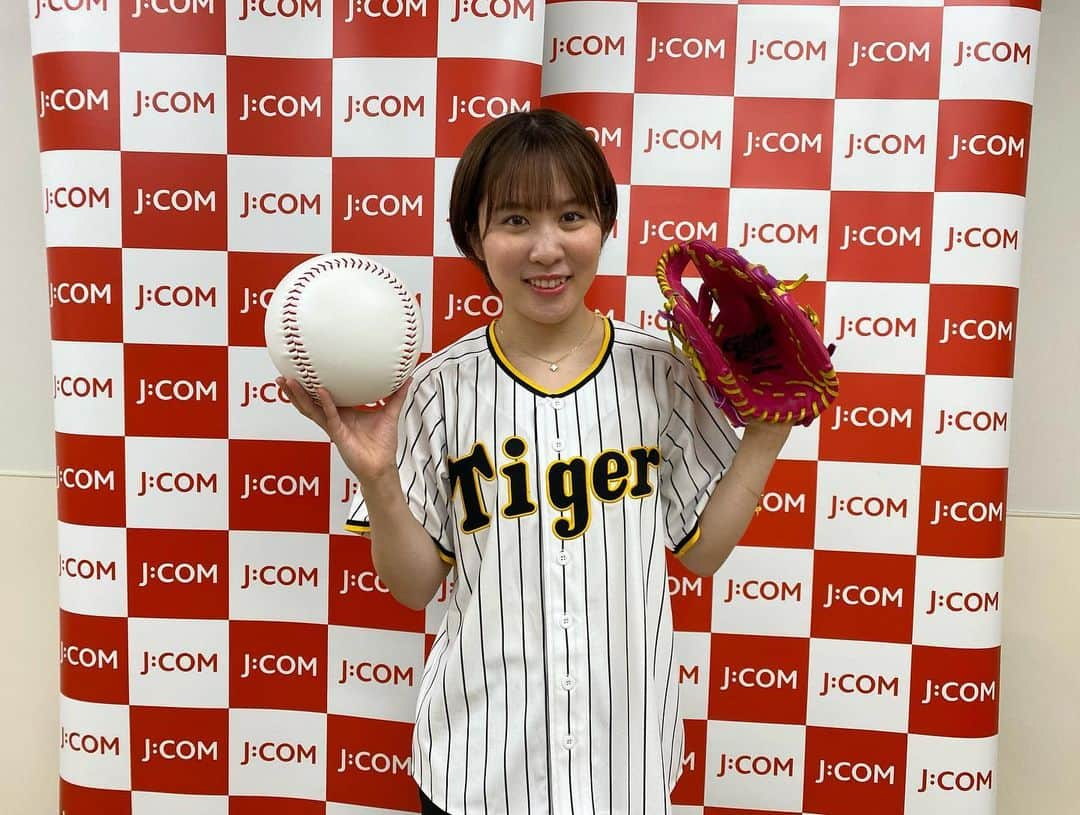 平野美宇さんのインスタグラム写真 - (平野美宇Instagram)「本日、阪神甲子園球場で行われた「J:COM NET光でもっと快適デー」で人生初の始球式をつとめさせていただきました⚾️  温かく迎えてくださり、夢のような時間を過ごすことができました❣️  トラッキーサポートありがとう❤️‍🔥 #阪神タイガース  #jcom」4月17日 20時14分 - miu_hirano