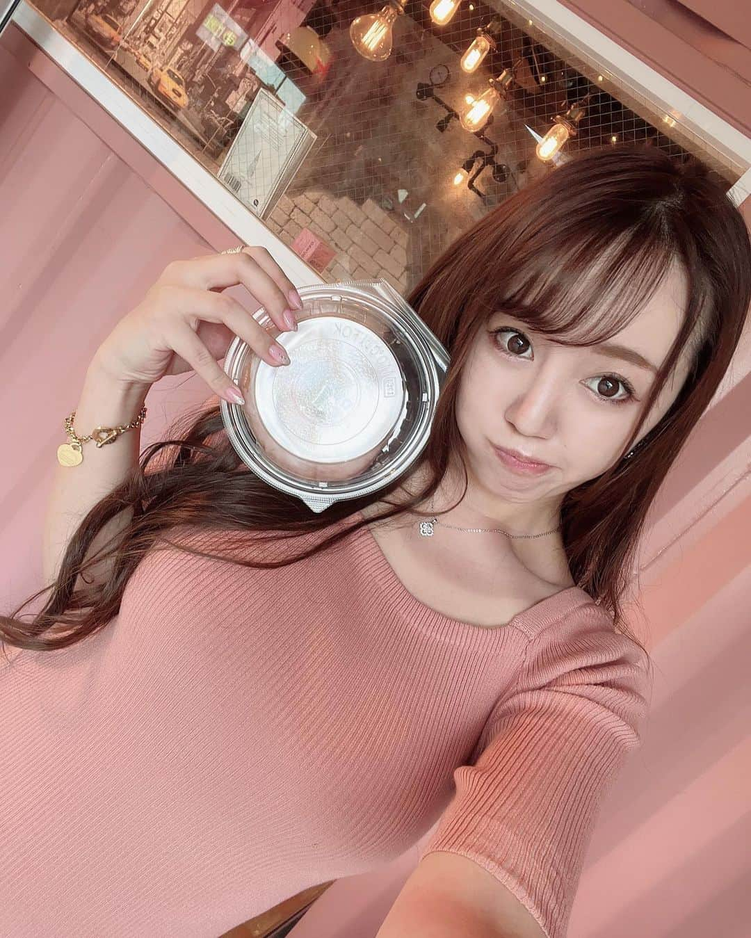 愛場れいらさんのインスタグラム写真 - (愛場れいらInstagram)「ダンボドーナツ大好き🍩💓 十番のも後楽園ホールのもよくいく🌼 大きくて甘くてカロリーエグそうだから あえてみないのがポイント✌️🐹✨ . . . シュートボクシングの時もよくいく🍩🥰 お店の内装可愛い😍(prではありません) ローズピンクが一番好きだけど この色のピンクも好き〜🌼 ロイヤルハワイアンカラー👙🐠 .」4月17日 20時42分 - aibareira2