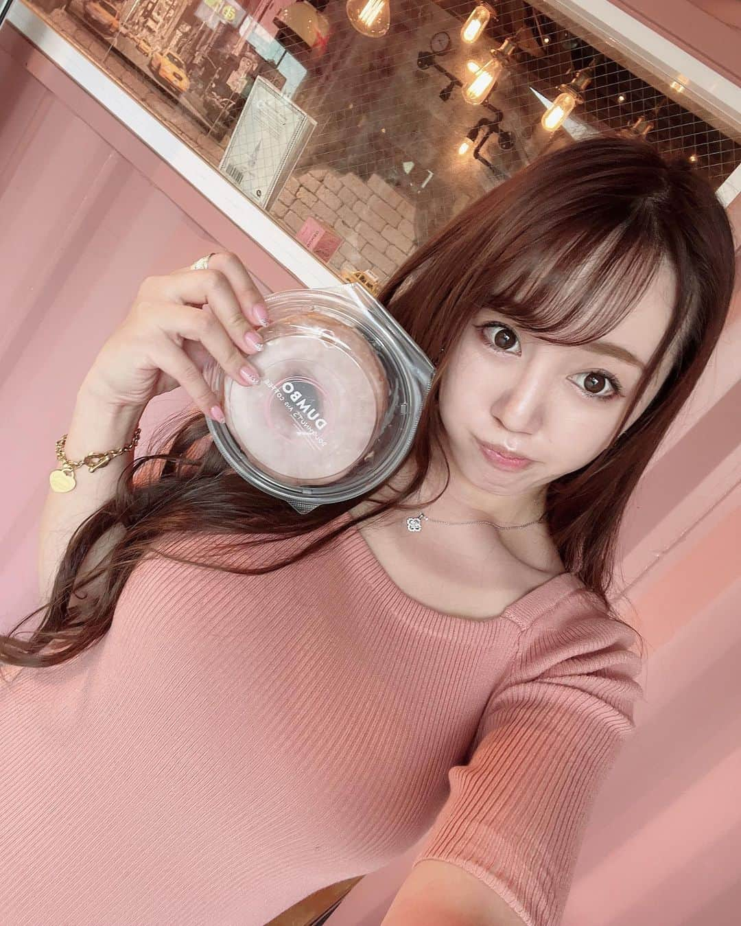 愛場れいらさんのインスタグラム写真 - (愛場れいらInstagram)「ダンボドーナツ大好き🍩💓 十番のも後楽園ホールのもよくいく🌼 大きくて甘くてカロリーエグそうだから あえてみないのがポイント✌️🐹✨ . . . シュートボクシングの時もよくいく🍩🥰 お店の内装可愛い😍(prではありません) ローズピンクが一番好きだけど この色のピンクも好き〜🌼 ロイヤルハワイアンカラー👙🐠 .」4月17日 20時42分 - aibareira2