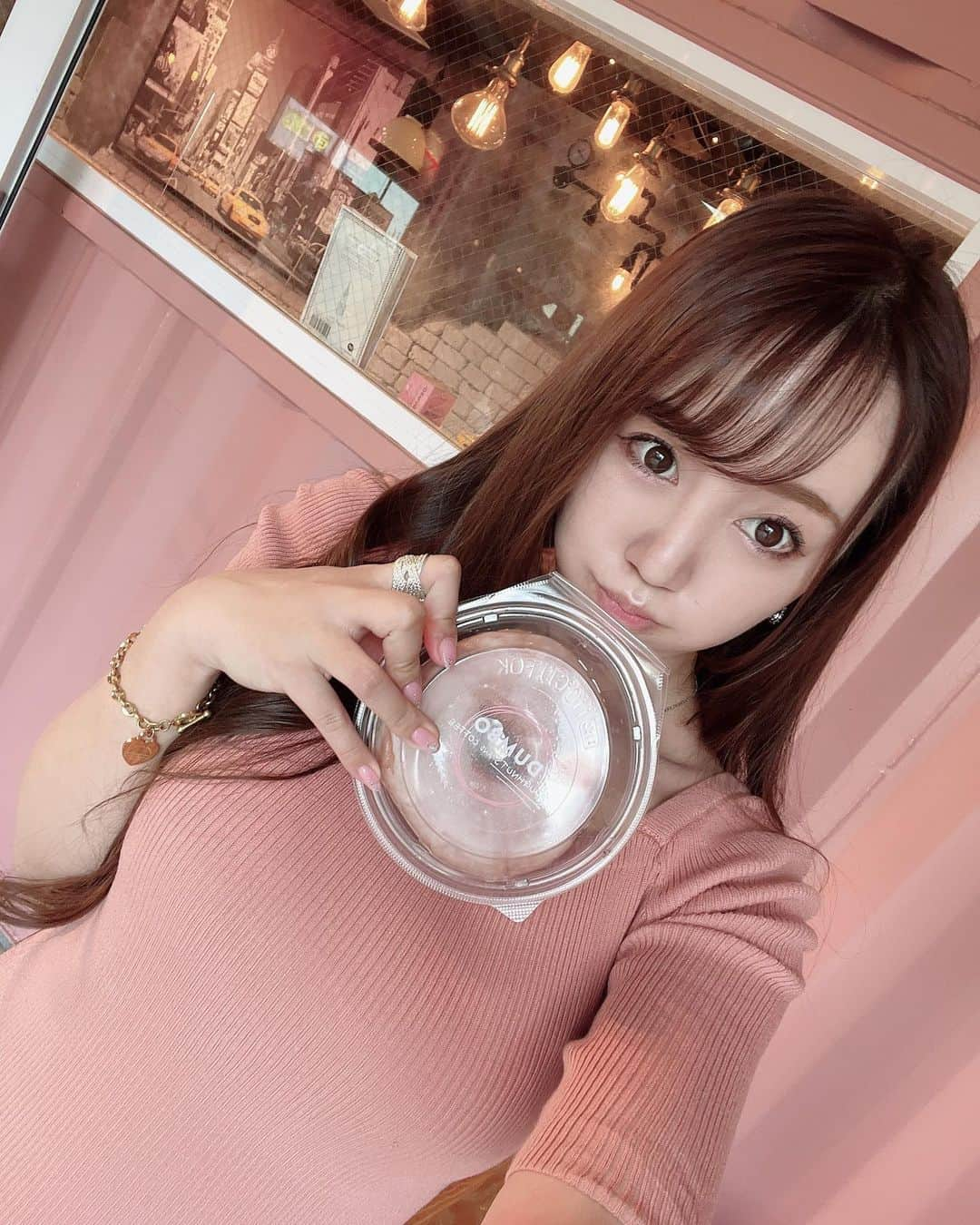 愛場れいらさんのインスタグラム写真 - (愛場れいらInstagram)「ダンボドーナツ大好き🍩💓 十番のも後楽園ホールのもよくいく🌼 大きくて甘くてカロリーエグそうだから あえてみないのがポイント✌️🐹✨ . . . シュートボクシングの時もよくいく🍩🥰 お店の内装可愛い😍(prではありません) ローズピンクが一番好きだけど この色のピンクも好き〜🌼 ロイヤルハワイアンカラー👙🐠 .」4月17日 20時42分 - aibareira2