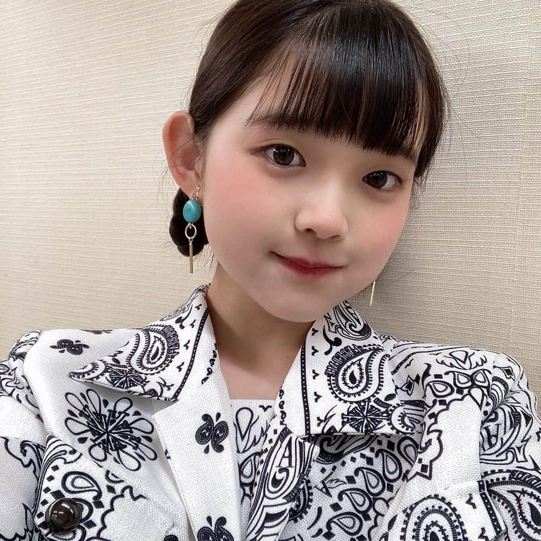 ANGERMEさんのインスタグラム写真 - (ANGERMEInstagram)「. こんばんは！#松本わかな です🙉  今日は、NHK大阪ホールでライブでした😁  めっちゃ暑かったです！🤩🔥  大阪ということで、最後のポーズはグリコポーズをしました！😉  気づいた方いたかな？🧐  そして、今日のAS1422は、#川名凜 ちゃん、#為永幸音 ちゃん、私の同期3人です🍡  私のソロコーナーも遂に決まったので、ぜひ聞いてくださいね😘  #アンジュルム#as1422#三色団子#聞いてね 💕」4月17日 21時09分 - angerme_official