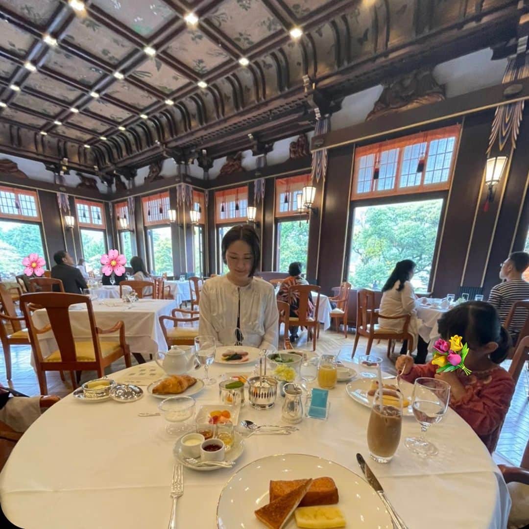 犬山紙子さんのインスタグラム写真 - (犬山紙子Instagram)「箱根は富士屋ホテルに一泊しました。 1878年、明治時代に作られた日本初の本格リゾートホテル。 歴史と芸術の中に泊まる感覚😭  クラシックホテル好きなんです。そのホテルのレストランの長年伝わる味も良いですよね。食事はまた後日投稿するとして。  こんな絢爛豪華な和と洋が絶妙に混じり合ったレストラン初めて 天井も花と蝶が描かれているんです。  室内プールで泳ぎ、庭園を散歩して、たらふく食べて温泉で疲れを癒してきました。  ものすごく太りました…… 今日から頑張るよ  #富士屋ホテル #箱根旅行 #箱根グルメ #ザフジヤ　#旅　#おすすめホテル　#クラシックホテル」4月17日 21時20分 - inuyamakamiko