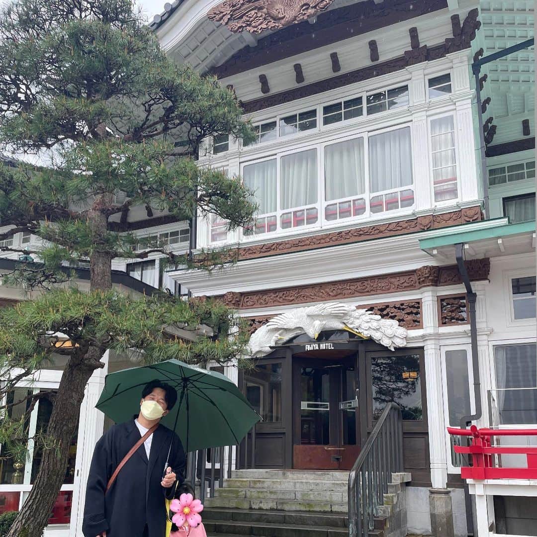 犬山紙子さんのインスタグラム写真 - (犬山紙子Instagram)「箱根は富士屋ホテルに一泊しました。 1878年、明治時代に作られた日本初の本格リゾートホテル。 歴史と芸術の中に泊まる感覚😭  クラシックホテル好きなんです。そのホテルのレストランの長年伝わる味も良いですよね。食事はまた後日投稿するとして。  こんな絢爛豪華な和と洋が絶妙に混じり合ったレストラン初めて 天井も花と蝶が描かれているんです。  室内プールで泳ぎ、庭園を散歩して、たらふく食べて温泉で疲れを癒してきました。  ものすごく太りました…… 今日から頑張るよ  #富士屋ホテル #箱根旅行 #箱根グルメ #ザフジヤ　#旅　#おすすめホテル　#クラシックホテル」4月17日 21時20分 - inuyamakamiko