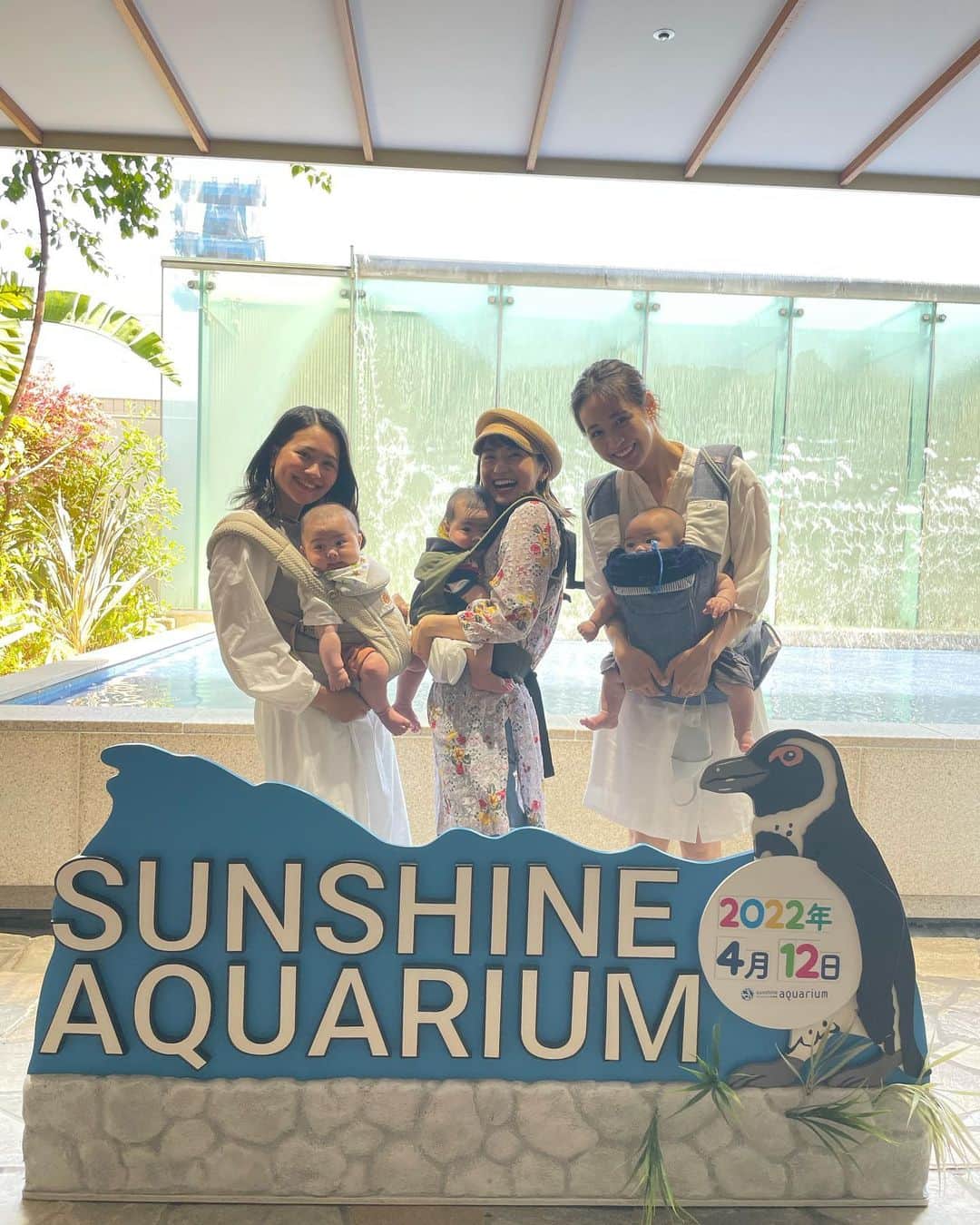 VANRIさんのインスタグラム写真 - (VANRIInstagram)「☺︎> First time aquarium 🐠〜  情操教育という名のしっかり大人が楽しんできました♡笑 お子たちは刺激が強すぎたのか入場して数十分で 次々に夢の世界へ💤(写真５枚目。笑) それでも目が覚めている時は まんまるおめめをキョロキョロして 新しい世界を凝視していました👀✨ 何を感じたかなぁ？ どんなことを思ったかなぁ？ いつか思いを言葉で話してくれるようになったら たくさん聞いてみたいなぁ❤️  おかーちゃんはと言うと、、 ナポレオンフィッシュ、タヒチで一緒に泳いだな〜とか メキシコで魚の大群の中を泳いだな〜とか 北極圏の厳しい環境下でアザラシの親子見たな〜とか 海外ロケをたくさん思い出した久しぶりの水族館でした🥺💖」4月17日 22時11分 - vanri0121